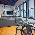Pet-Friendly Loft In Back Bay Sleeps 4