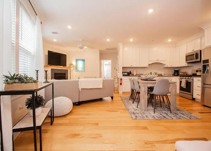 Stylish 2Br W Full Kitchen, Laundry & Cen Air