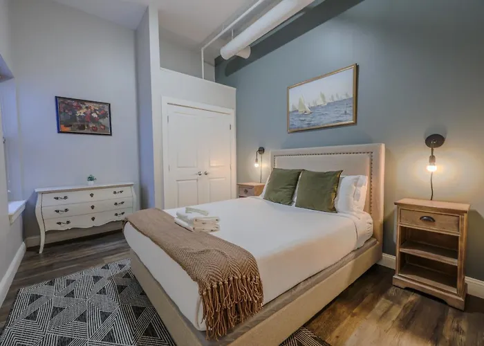 4 Bed 2 Bath 200Mbps Internet Luxury Keyless Entry