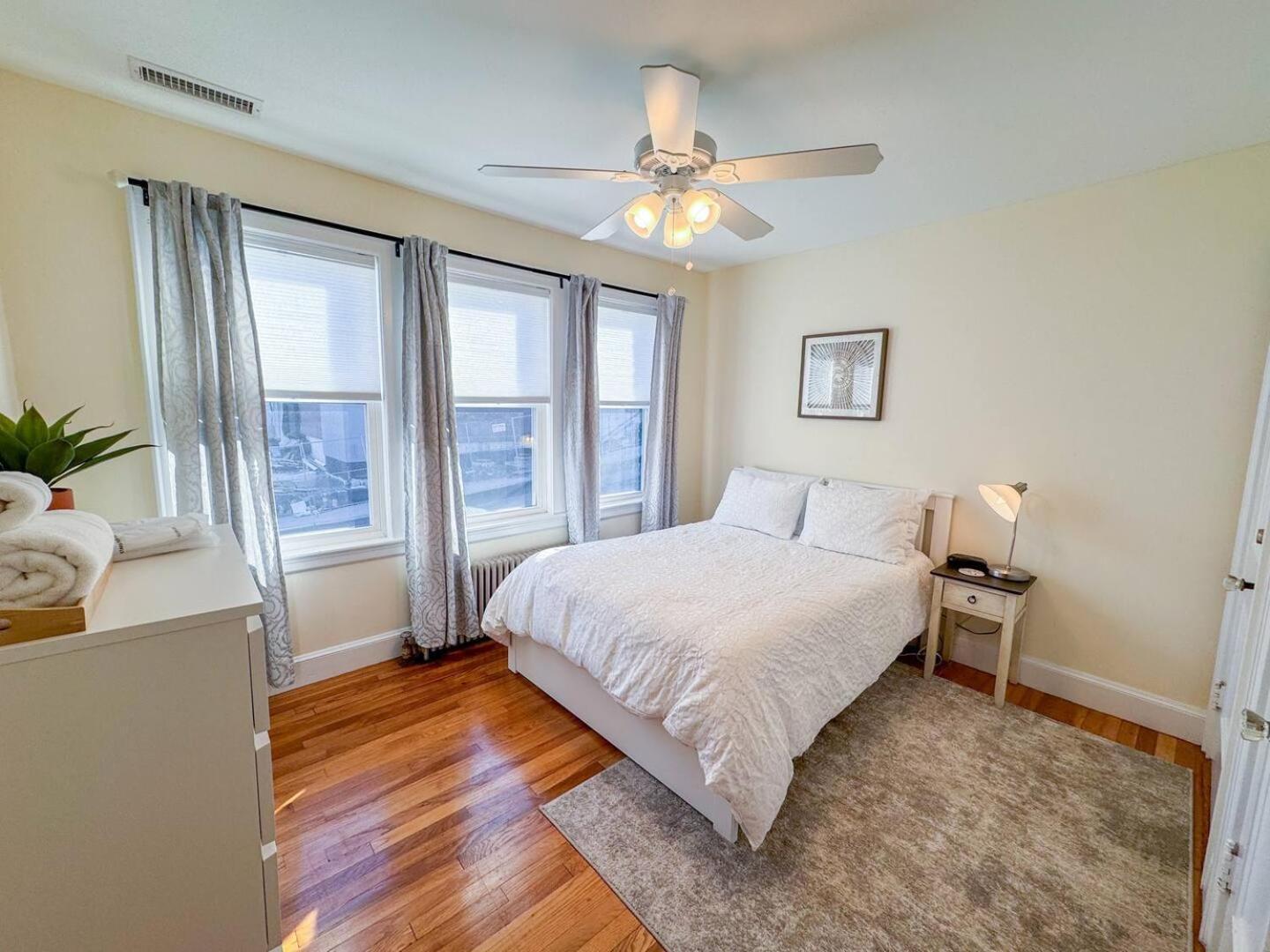 Spacious 3 Bed, In Unit Laundry, Air Holiday home Boston