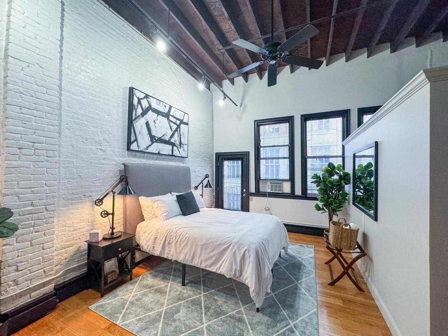 Apartment Pet-friendly Loft In Back Bay Sleeps 4 *