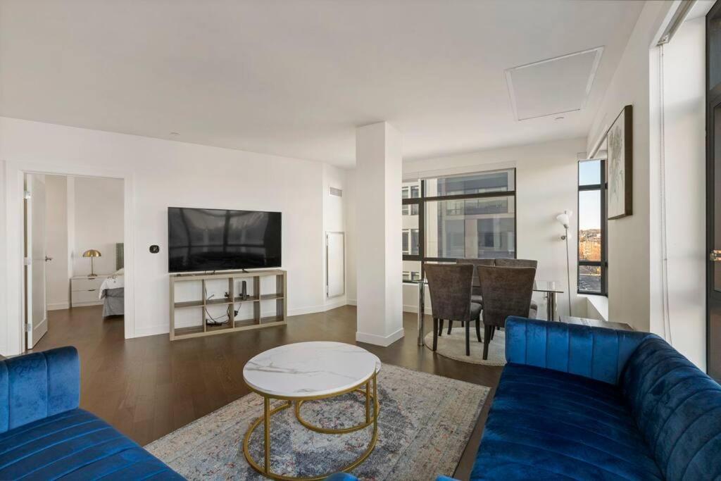 Spacious 2bed 2bath, King Bed, Steps Fenway Park