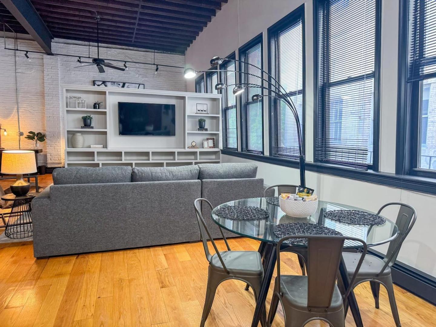 Pet-friendly Loft In Back Bay Sleeps 4 * Boston