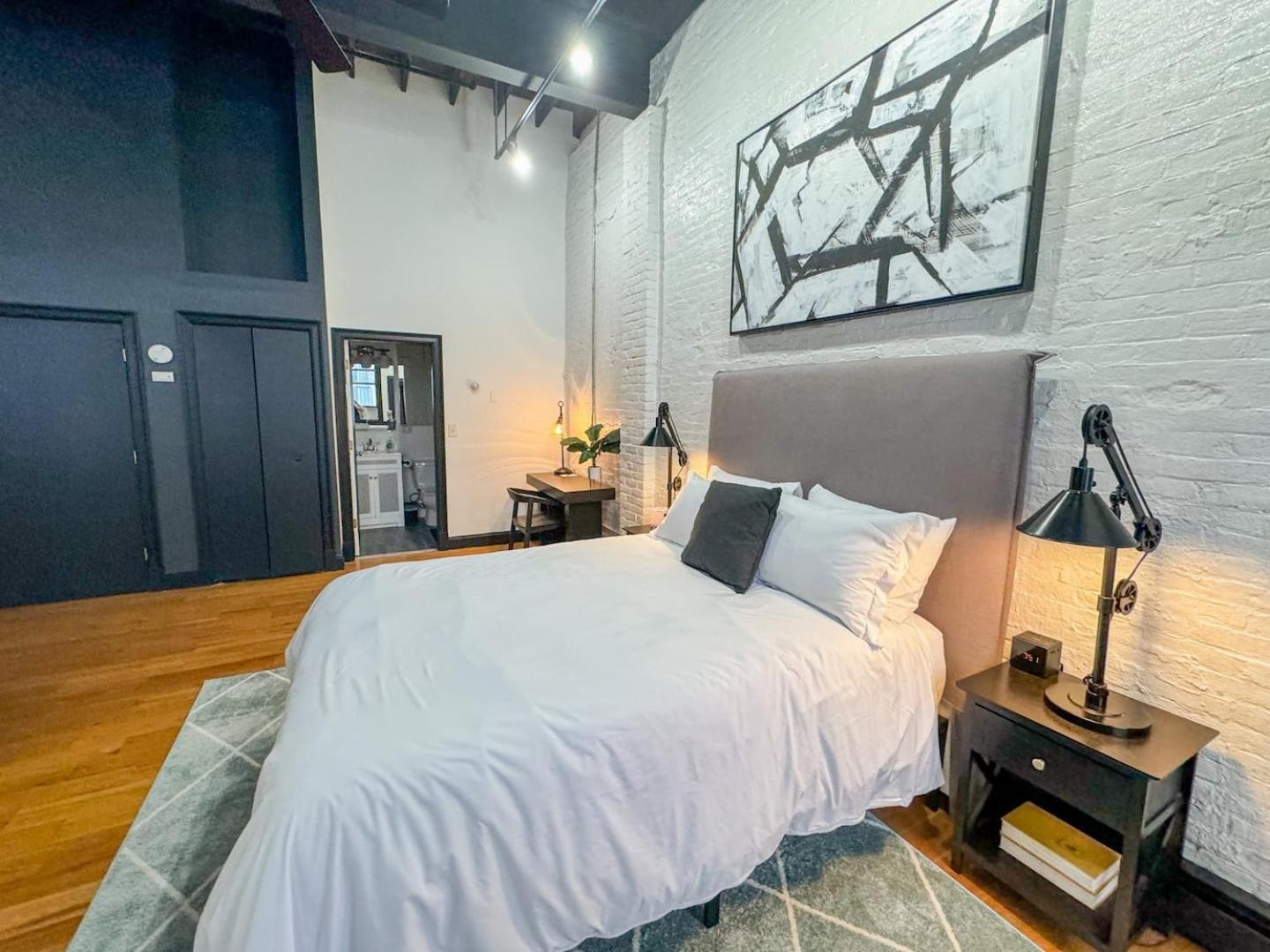 Pet-friendly Loft In Back Bay Sleeps 4 Boston