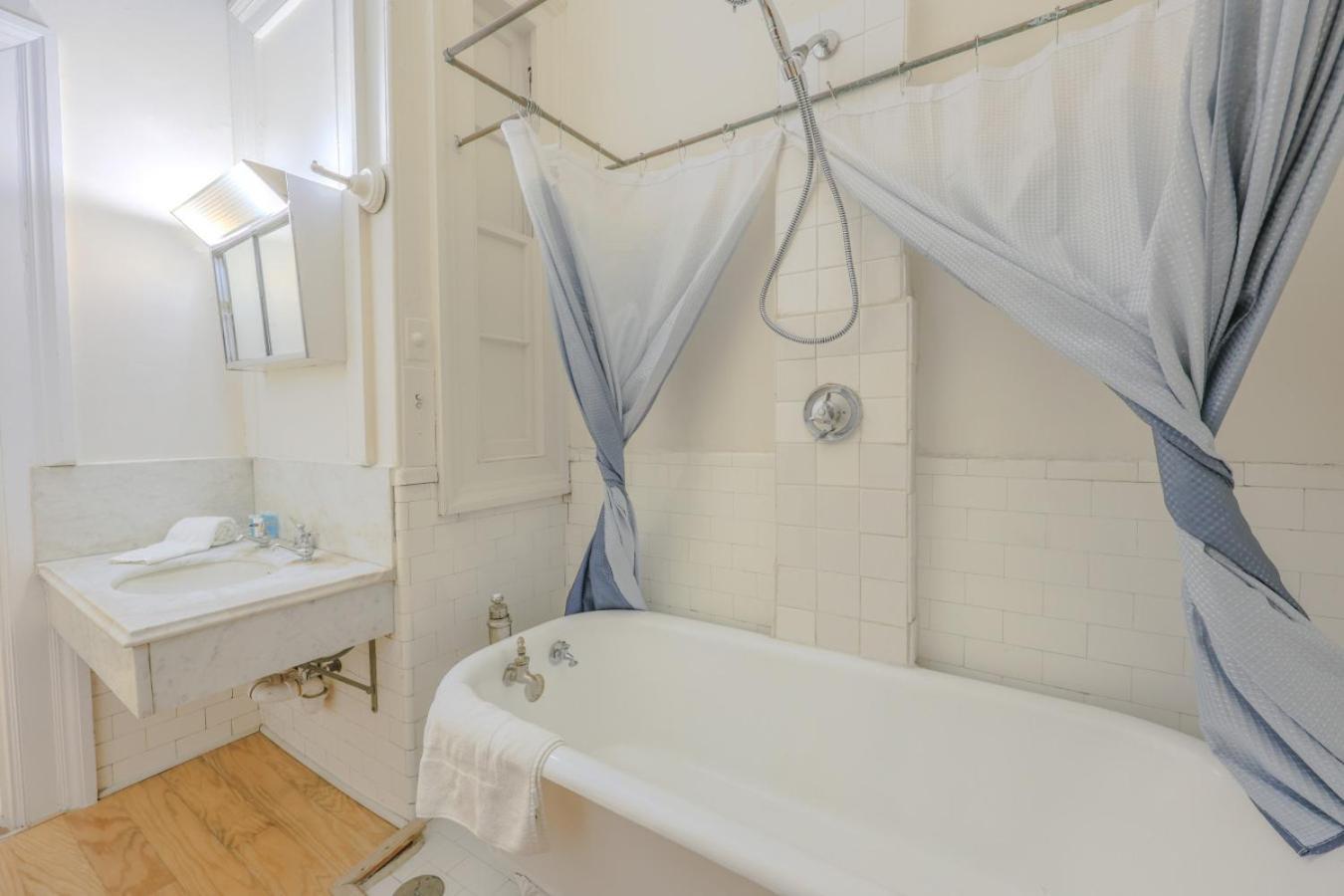 Apartment Large Victorian Back Bay 1br Boston