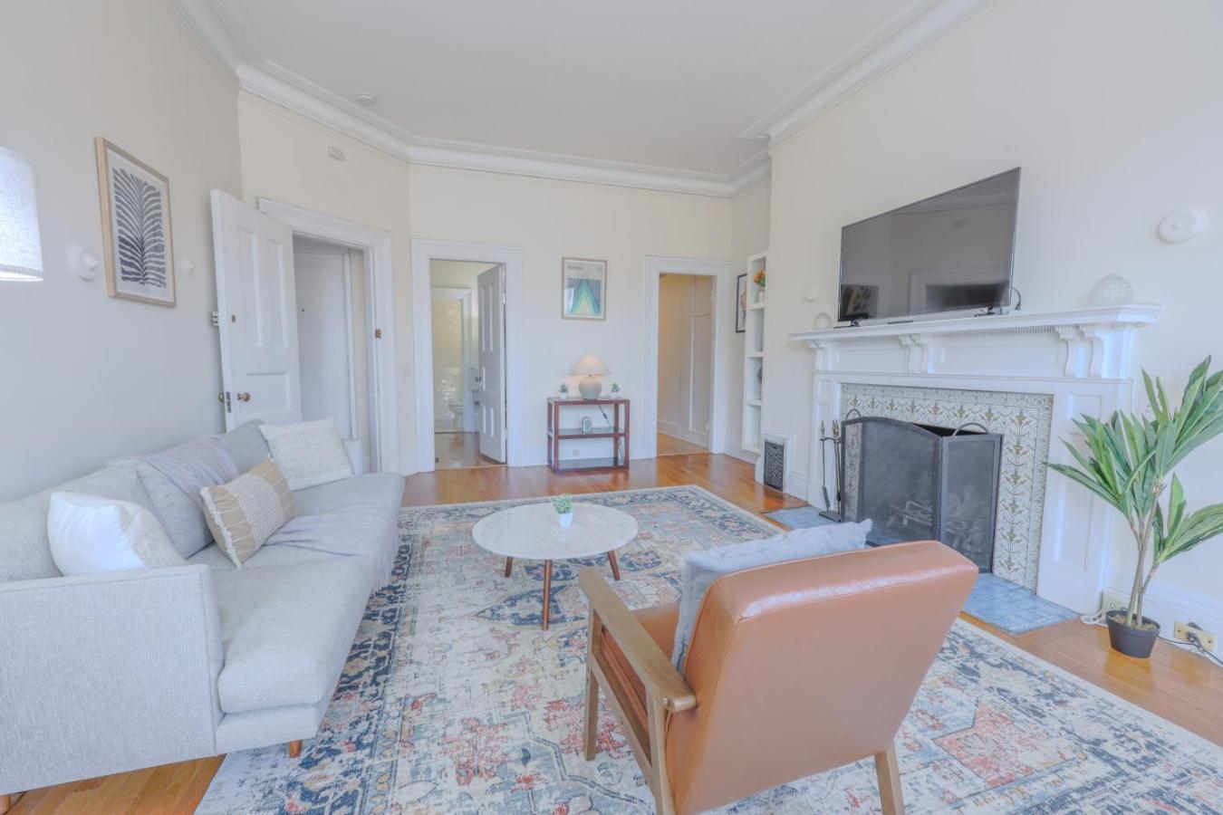 Apartment Large Victorian Back Bay 1br *