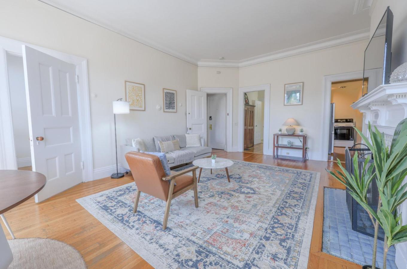 Apartment Large Victorian Back Bay 1br *