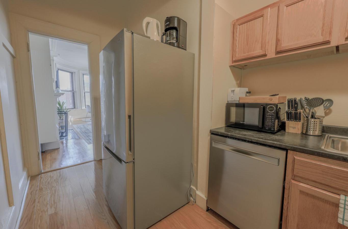 Large Victorian Back Bay 1br Apartment *