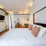 Brownstone Oversized Furnished Studio In Back Bay