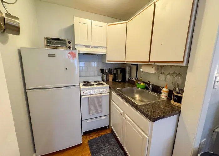 Brownstone Oversized Furnished Studio In Back Bay