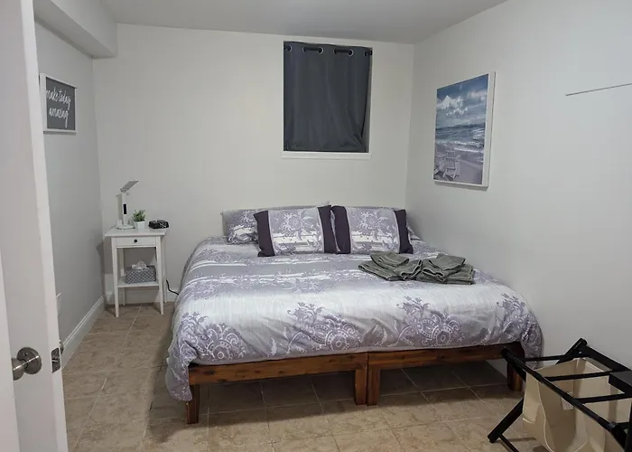 Brighton Apartment Sleeps 3 - Steps To Bus Line