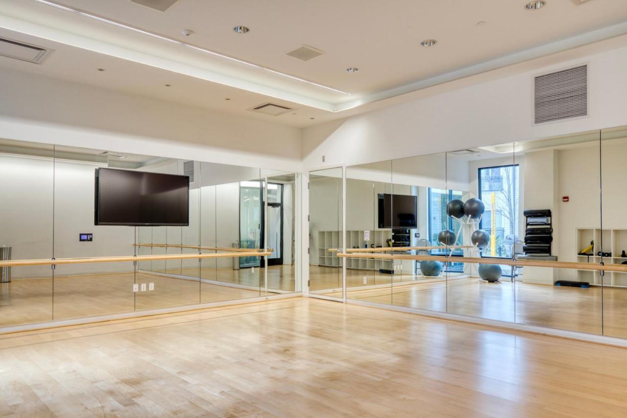 Apartment S W Gym Wd By Seaport On D Bos-351