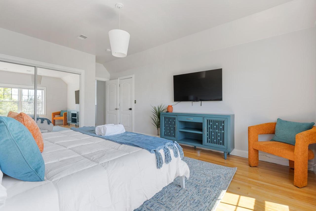 Amazing Family-friendly And Group-friendly #thebackdorch Apartment Boston