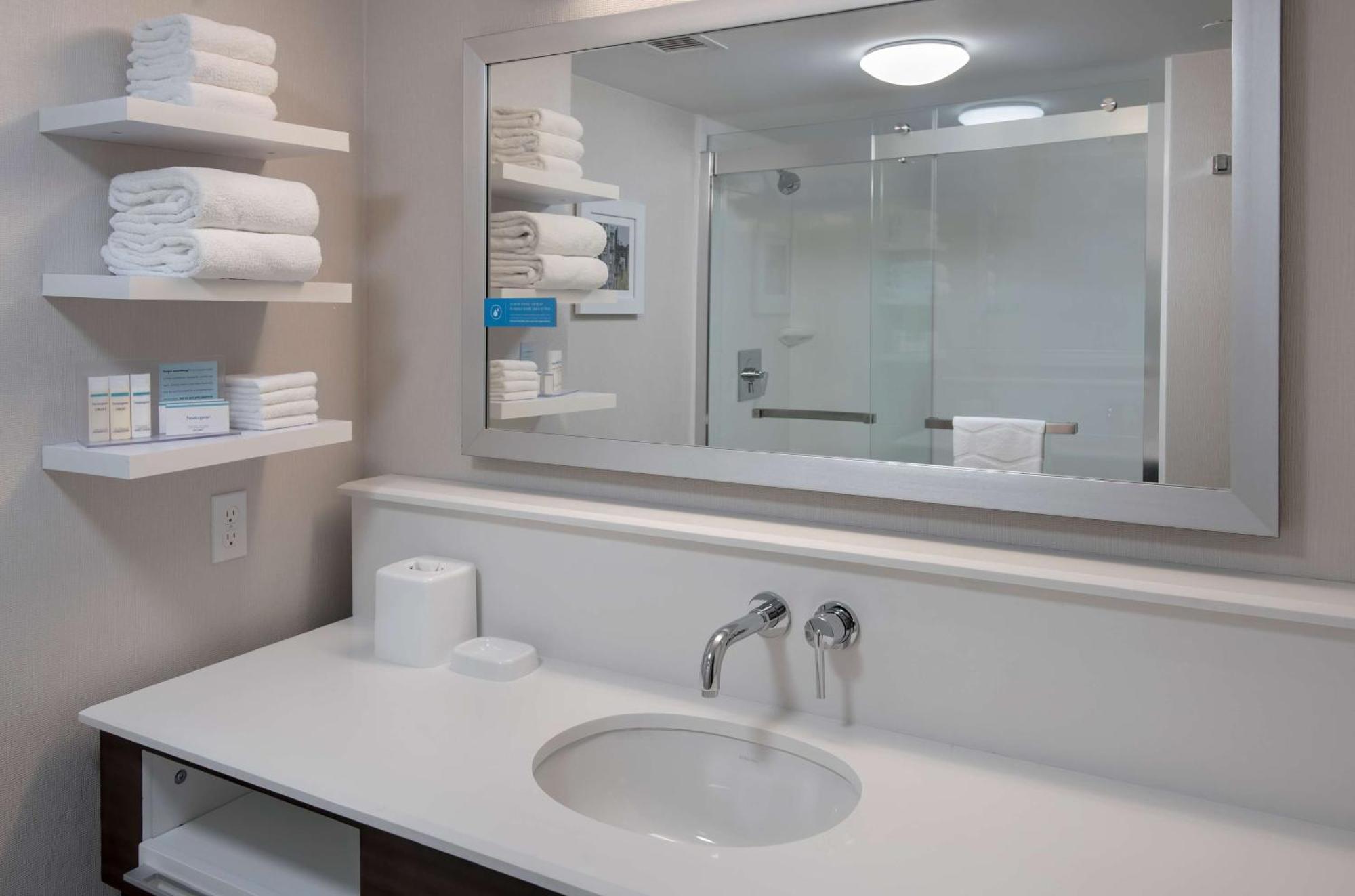 Hampton Boston Logan Airport Hotel 3*