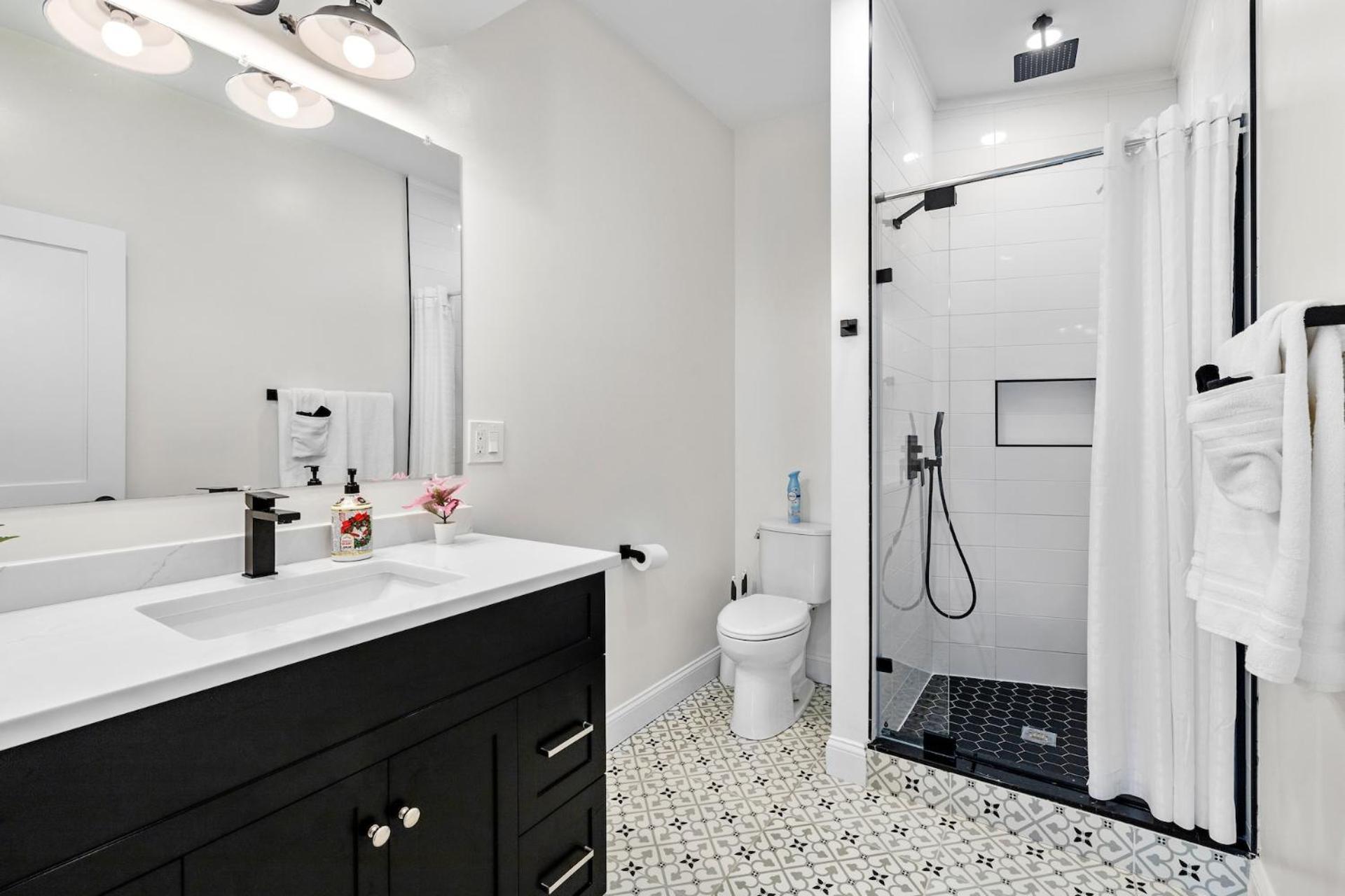 Spacious Fully Furnished By Logan Airport Apartment