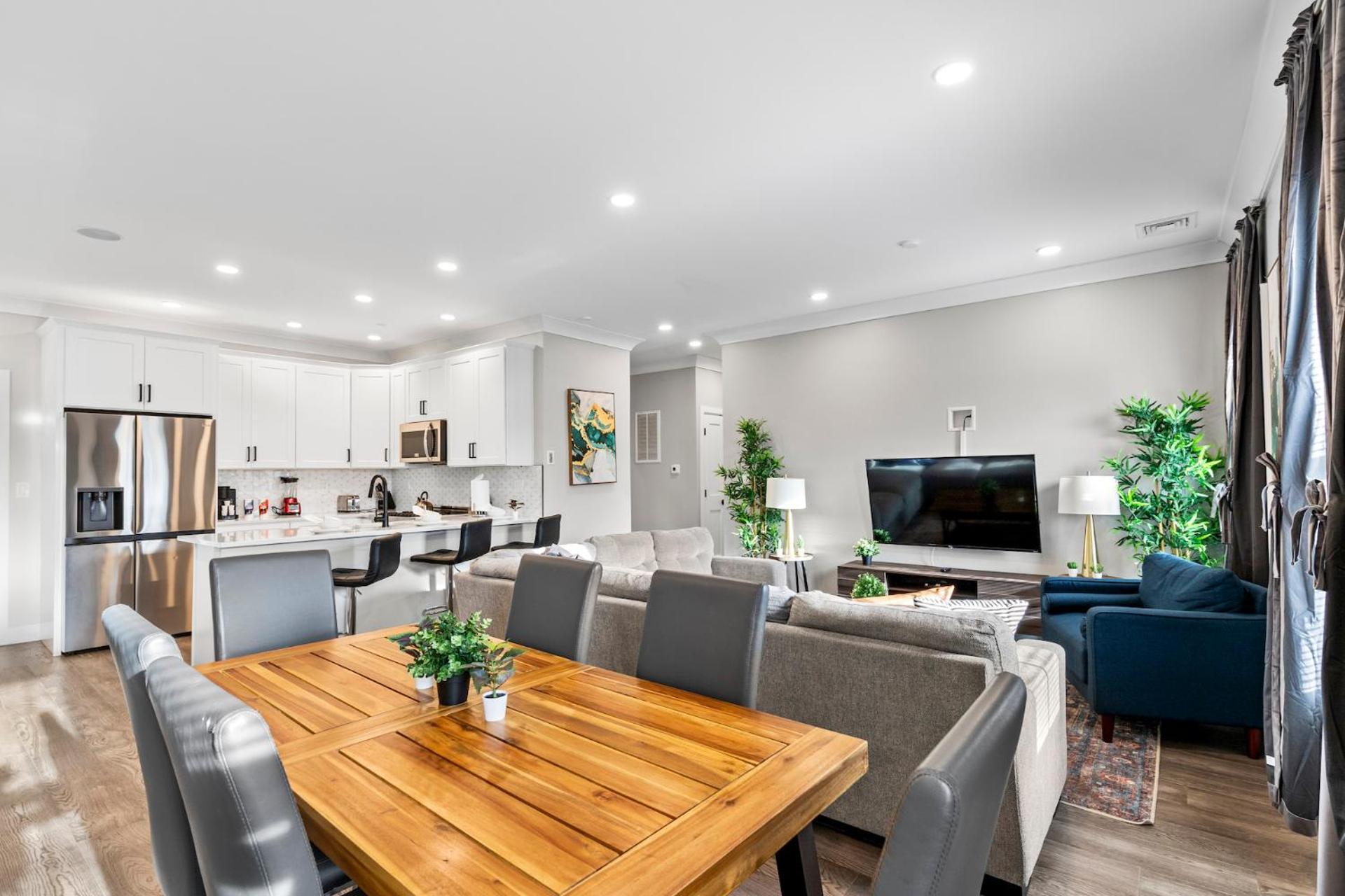 Spacious Fully Furnished By Logan Airport Apartment