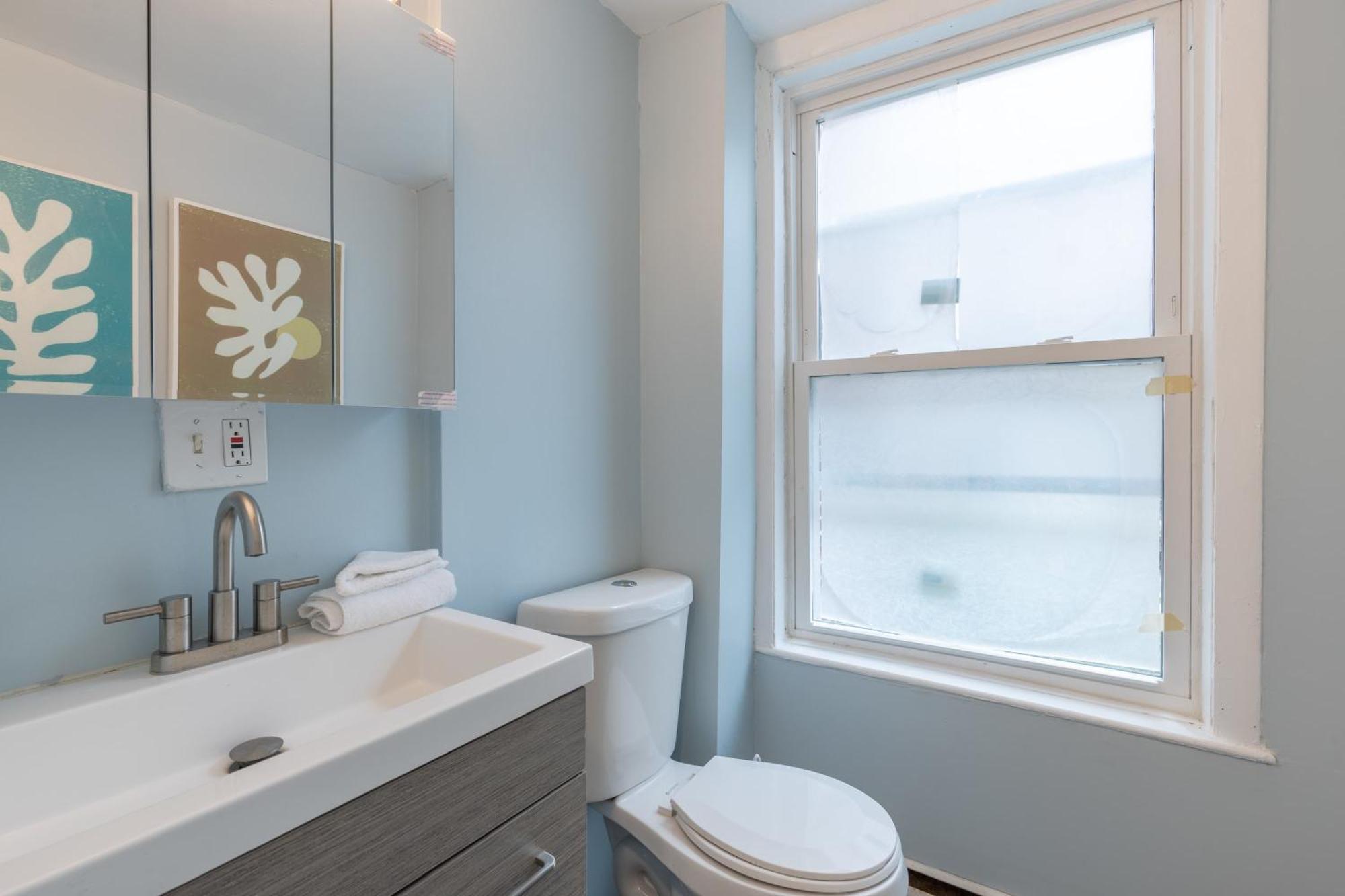 3 Bed 1 Bath In Historic Building Apartamento