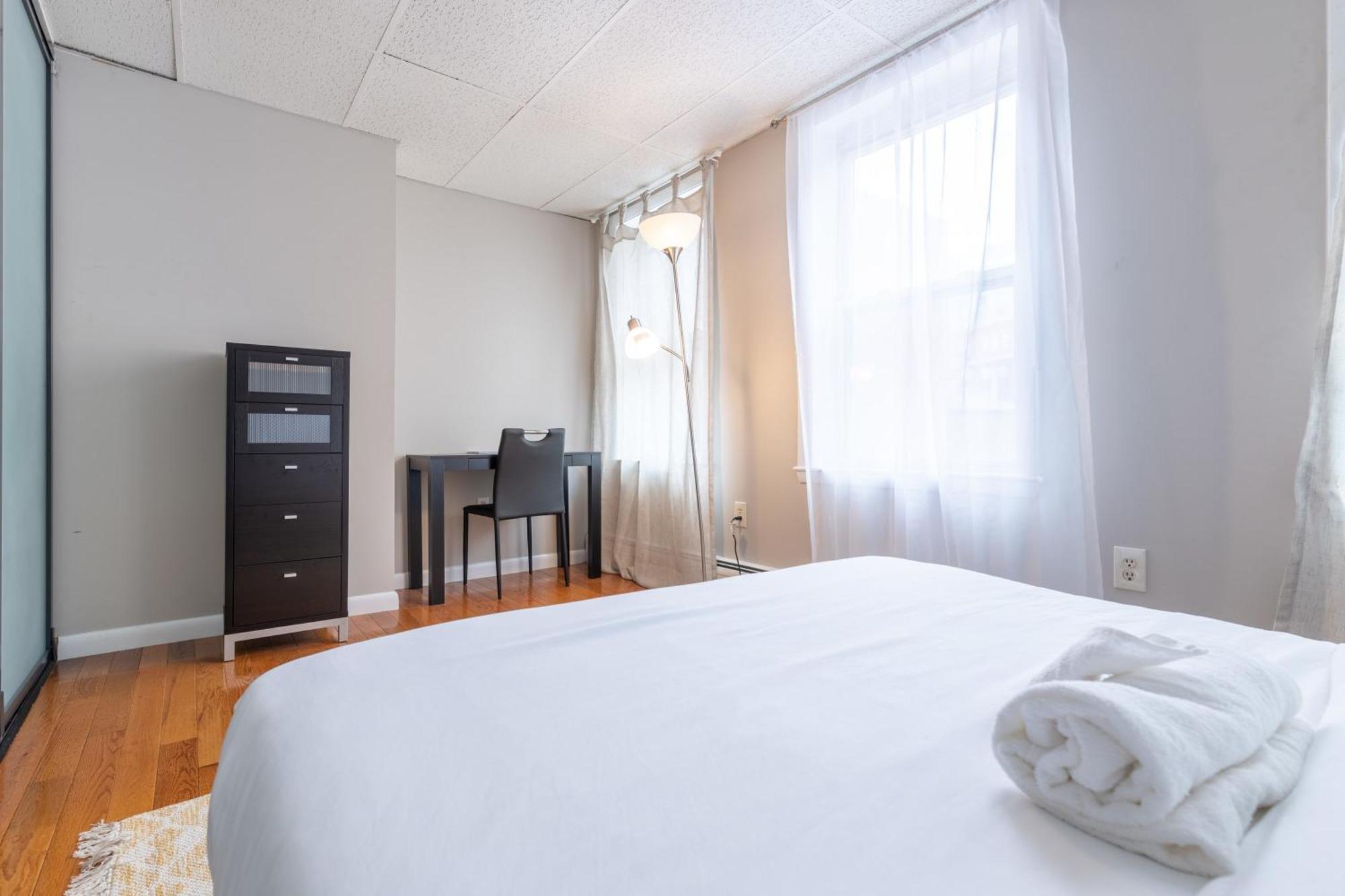 3 Bed 1 Bath In Historic Building Apartamento *