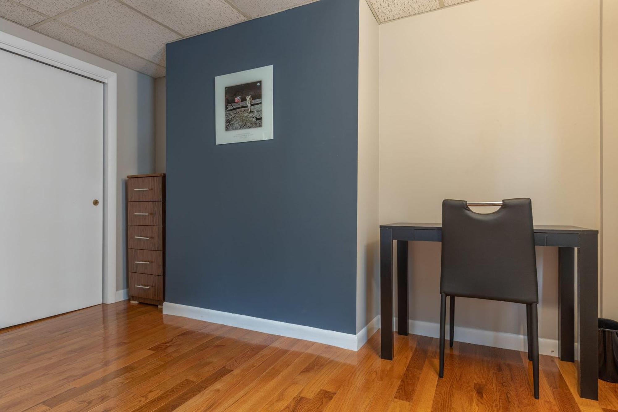 3 Bed 1 Bath In Historic Building Apartamento *