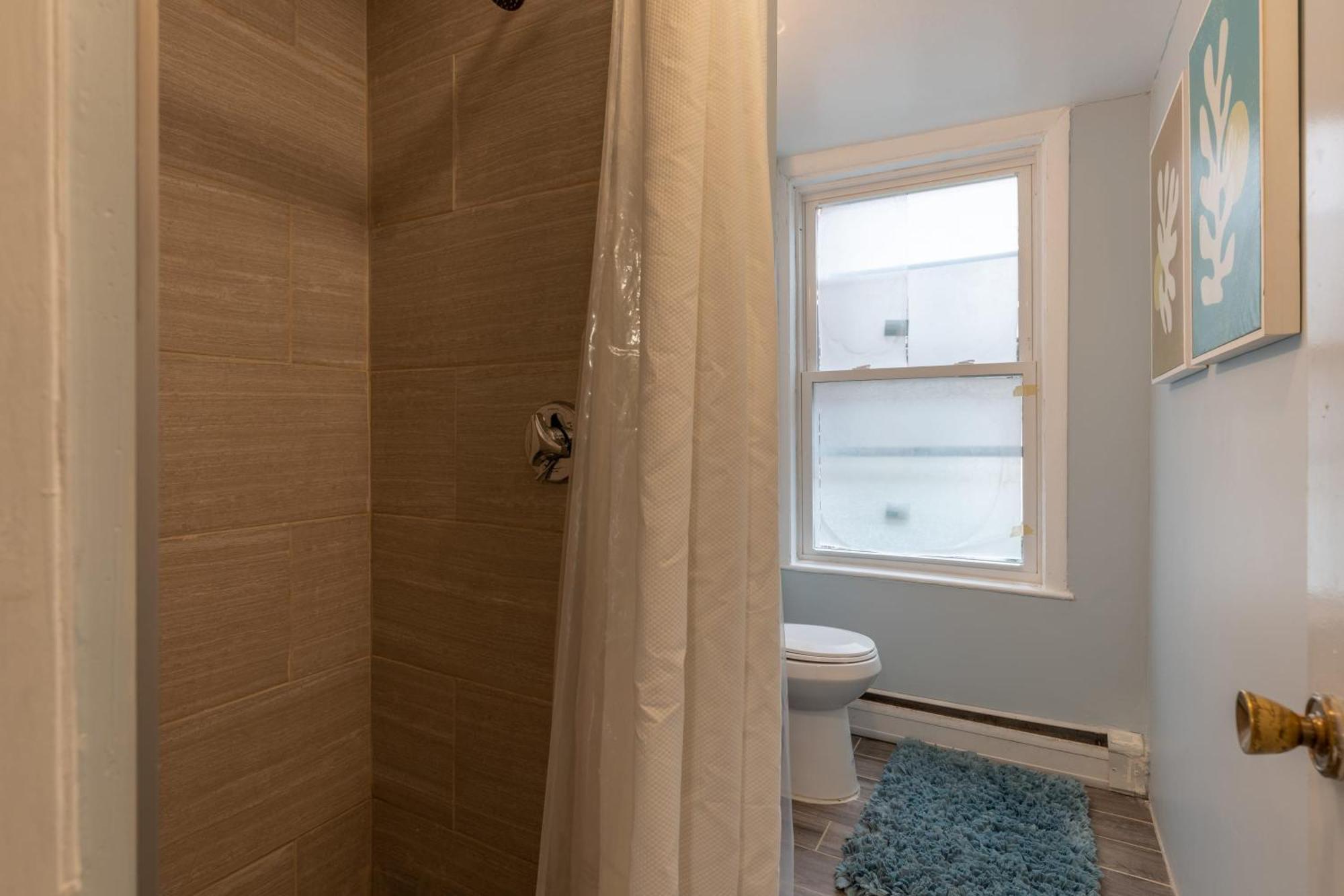 3 Bed 1 Bath In Historic Building Apartamento *