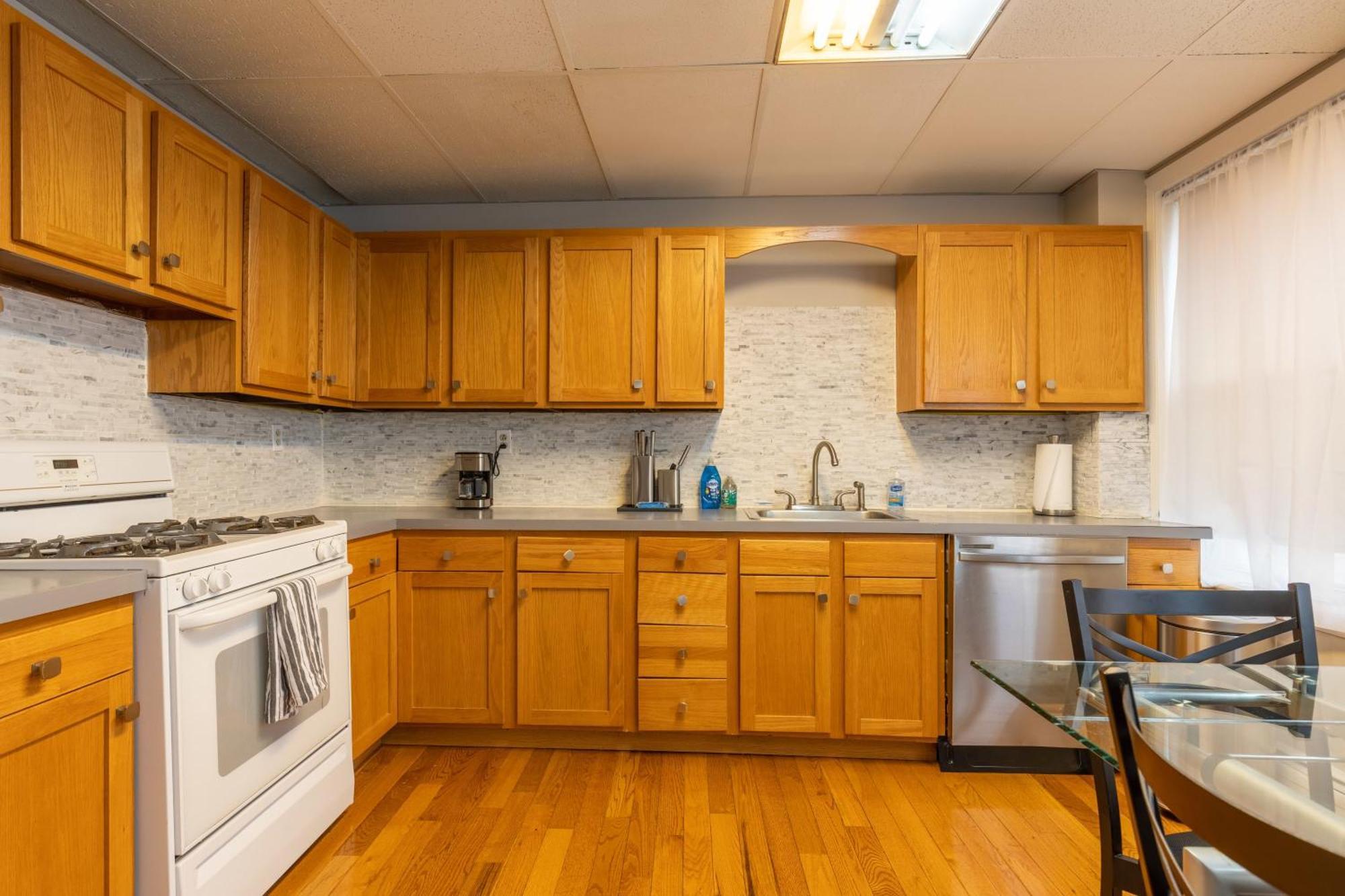 3 Bed 1 Bath In Historic Building Apartamento