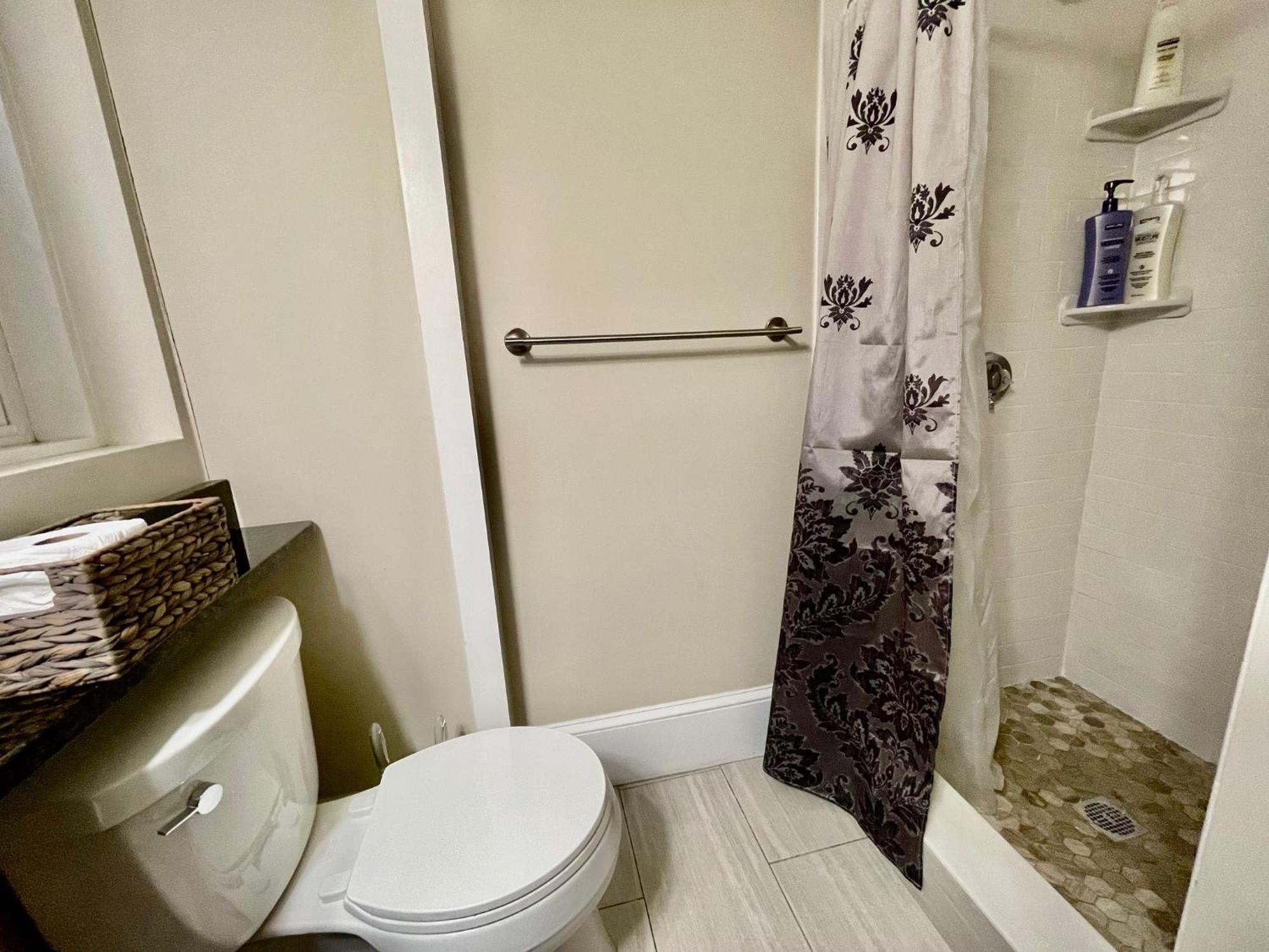 Beautiful 3br 3ba Duplex Parking Location *