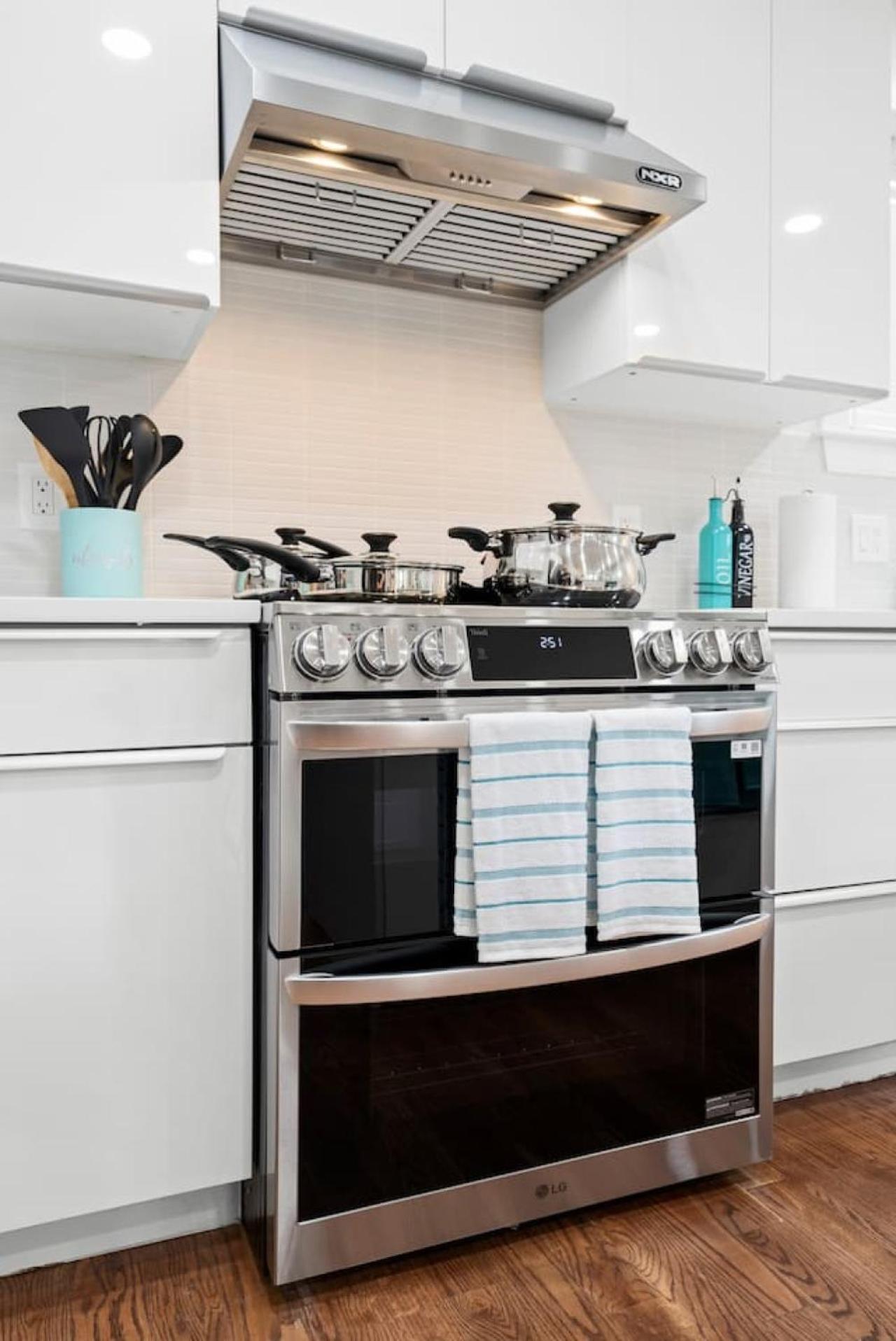 Luxe 3bd 2ba Close To Downtown W Free Parking Holiday home Boston