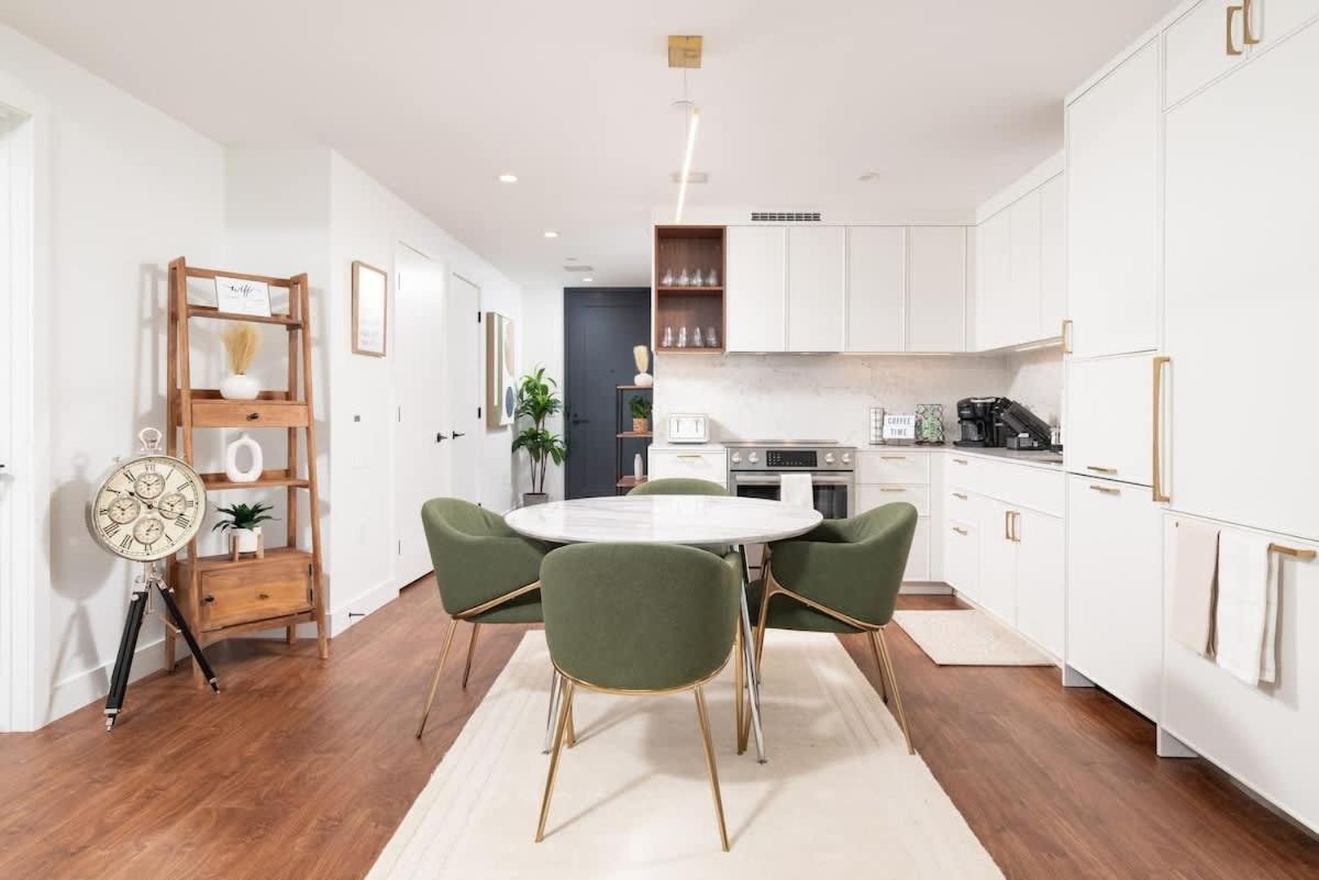 Back-bay Upscale Penthouse W Roof-top *