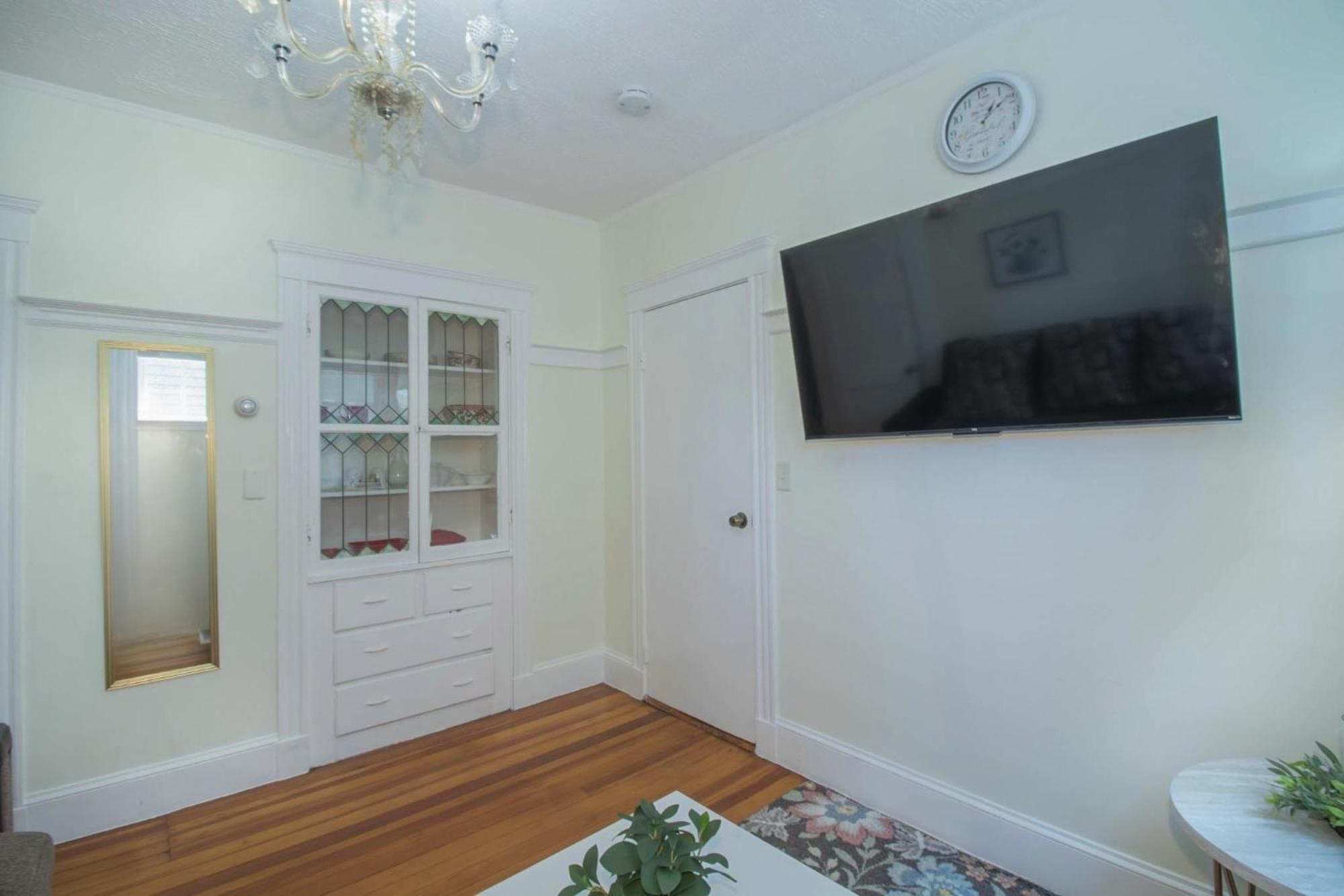 Apartment Queen Stands For Regina Boston