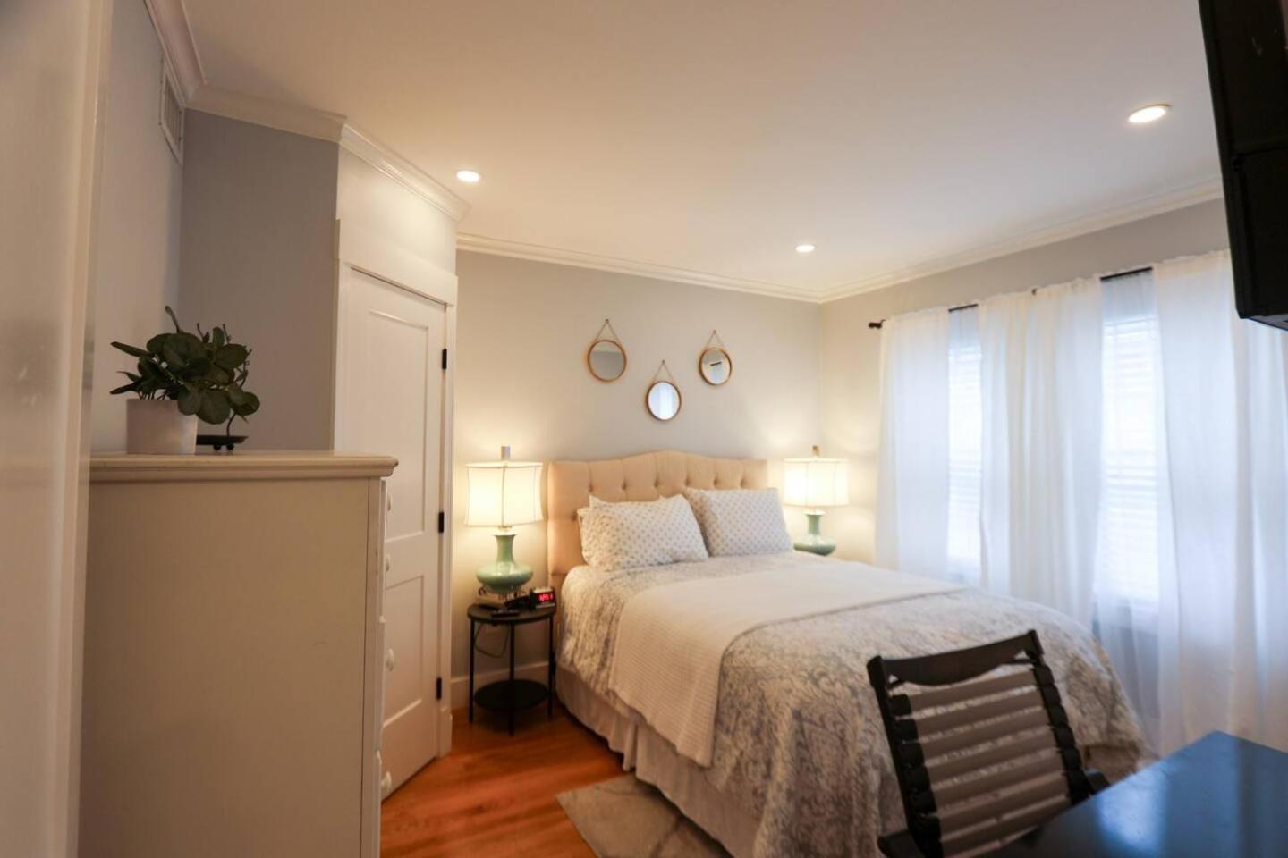 Apartment Umass Boston, Beach, Renovated, Ca, In-unit Lau Boston