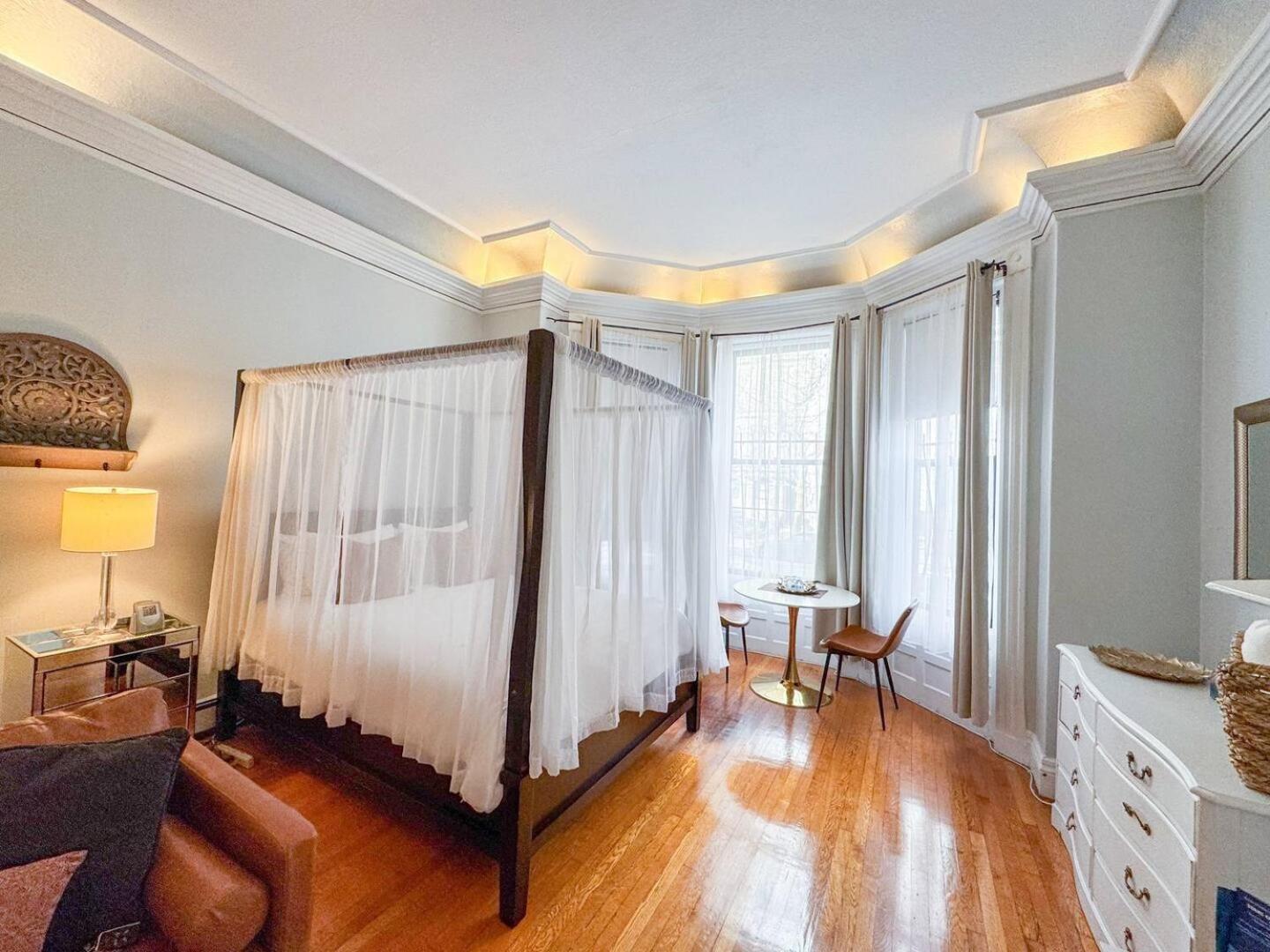 Apartment Brownstone Oversized Furnished In Back Bay *