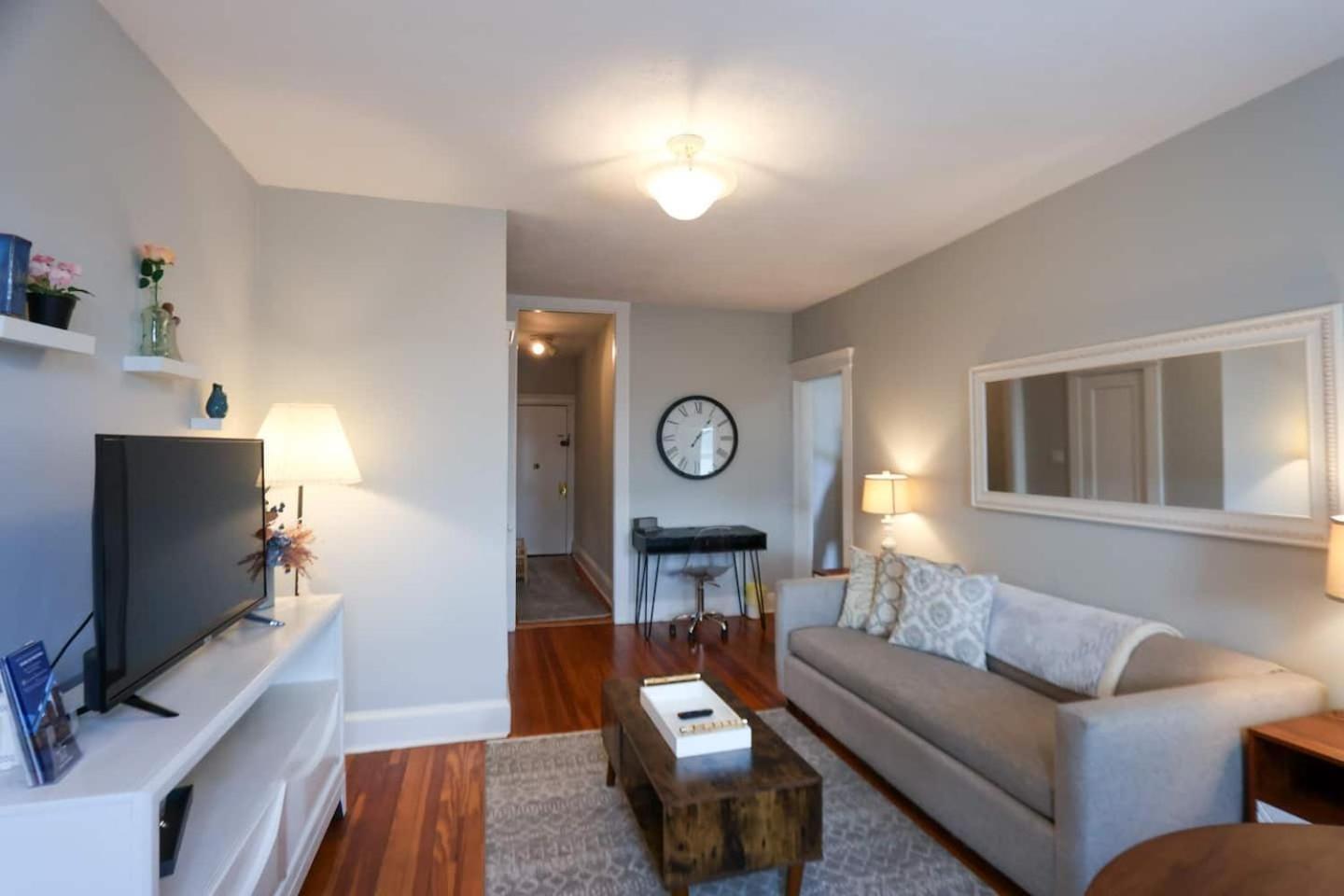Sun-filled 1b 1ba W Views Near Public Trans Apartment