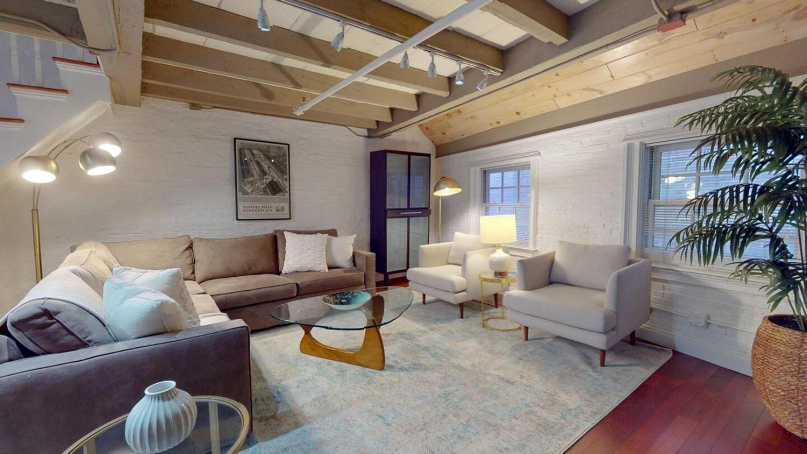 Apartment Tri-level, Skylighted, Faneuil Hallquincy Market *