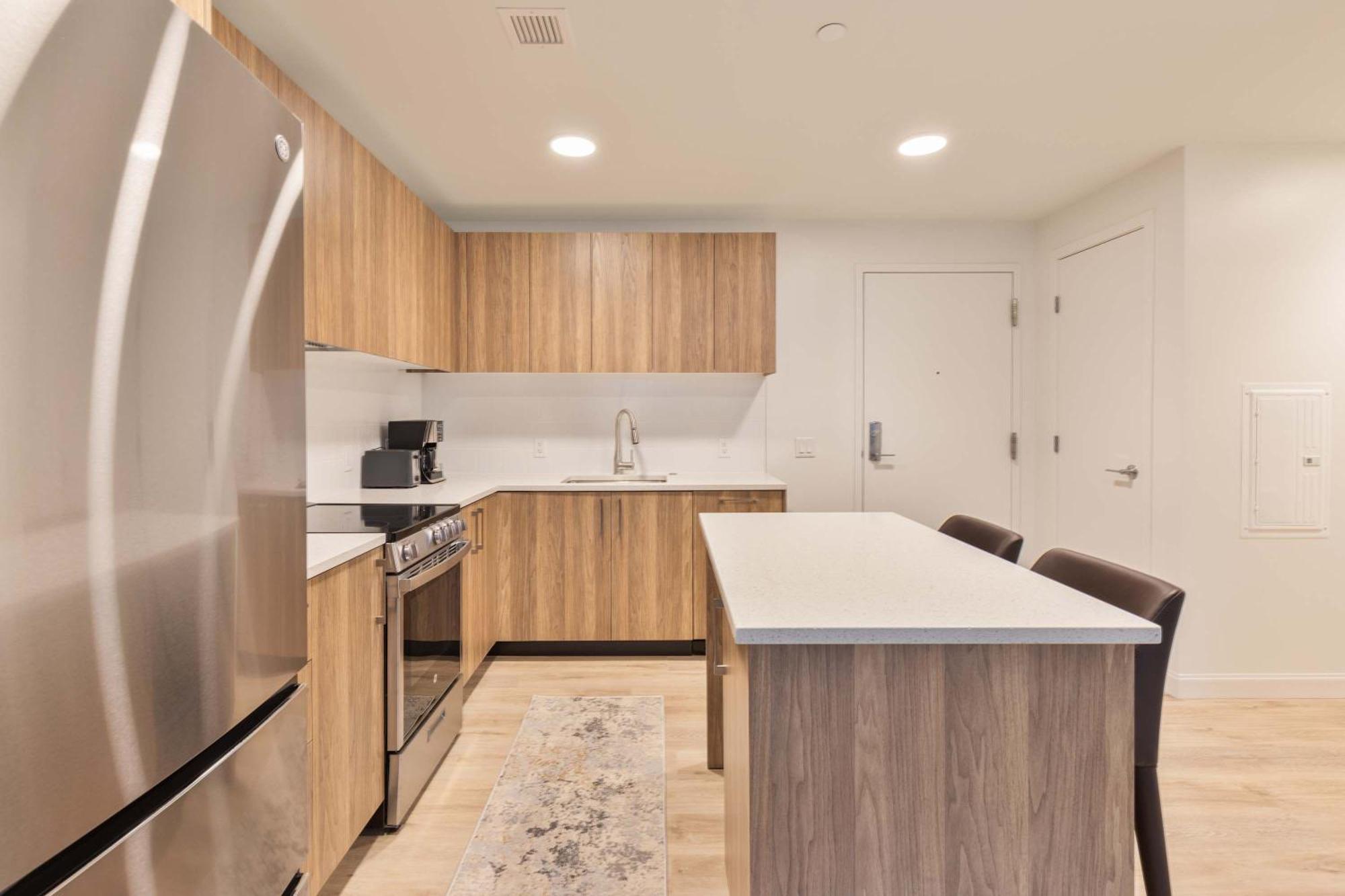 Apartment Gorgeous With Kitchen-idl-137