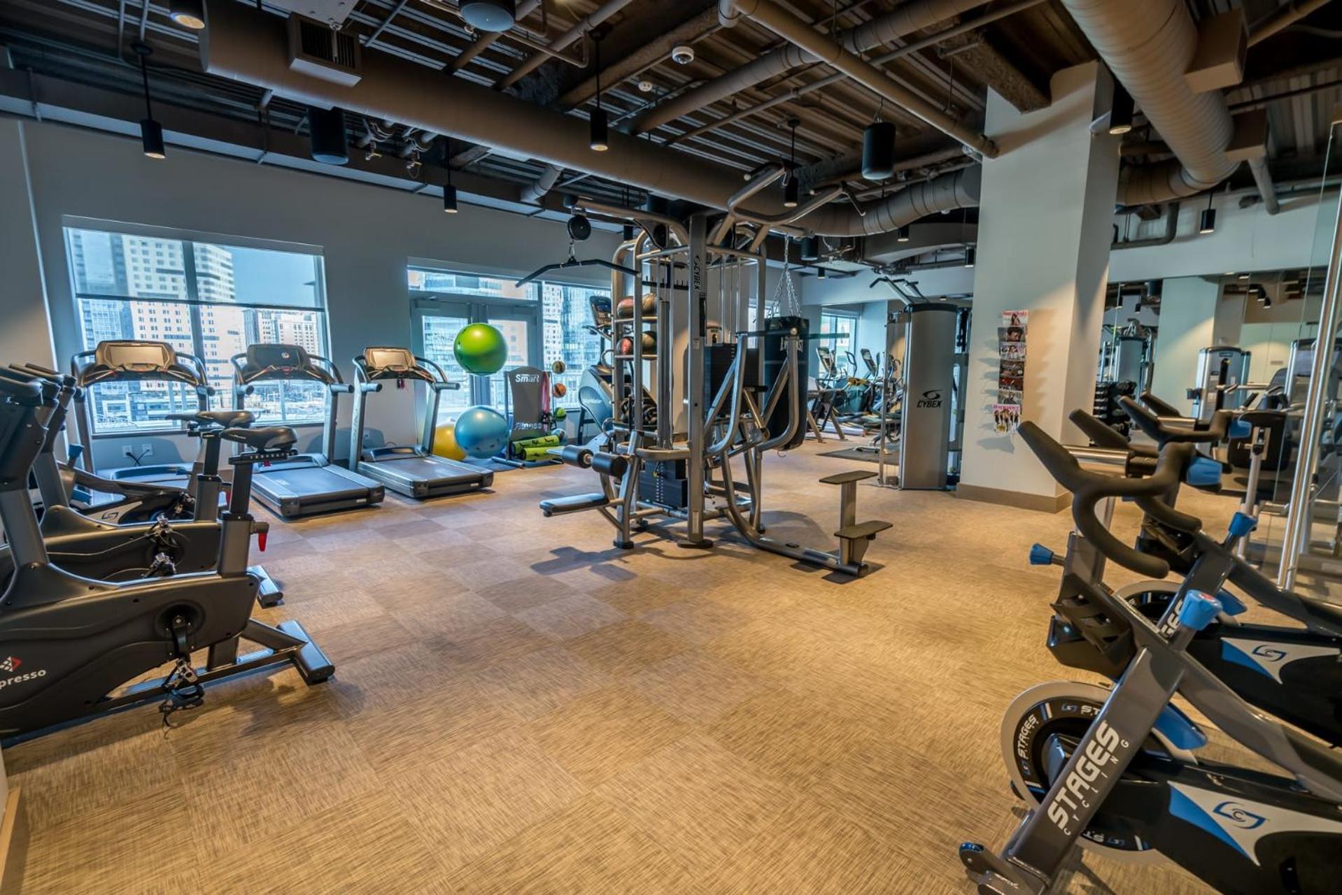 Bright Downtown With Gym Apartment *