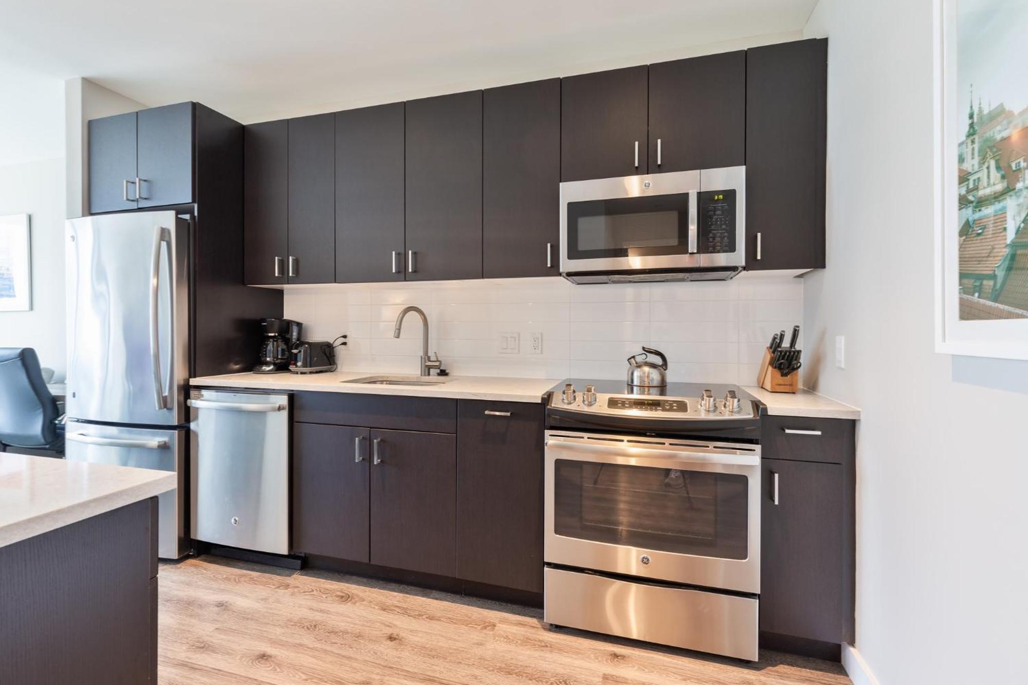 Bright Downtown With Gym Apartment *