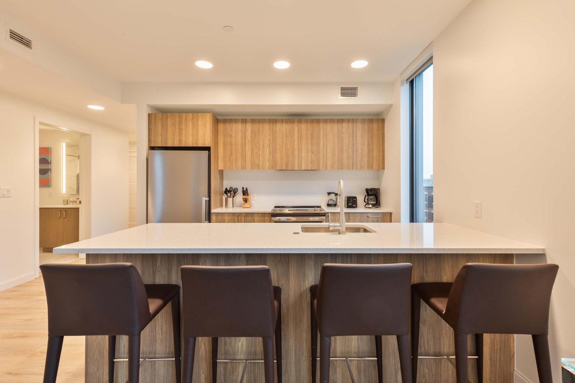 Apartment Gorgeous With Kitchen-idl-332