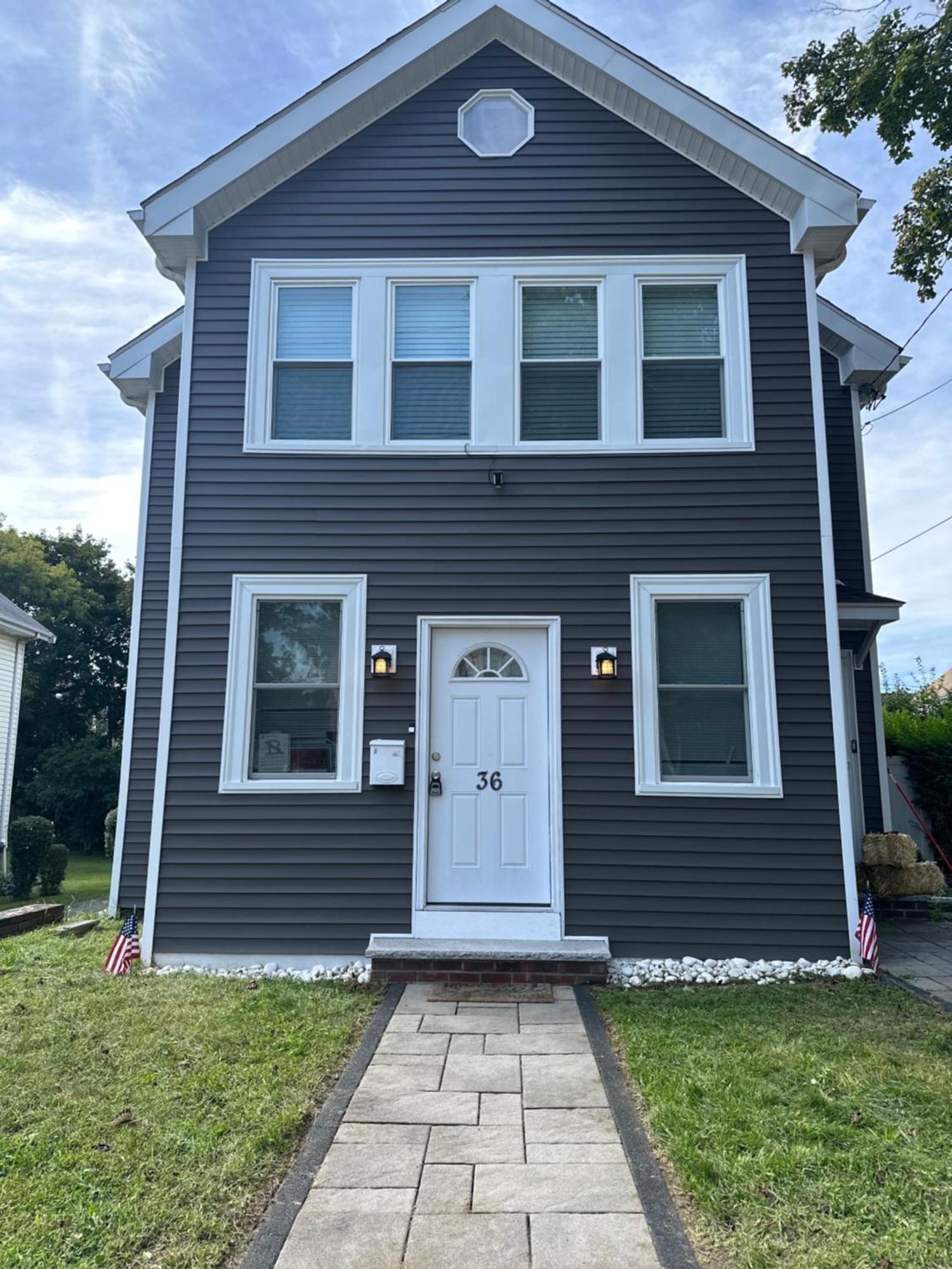 Stylish 2nd Floor Unit, Are Going To It!