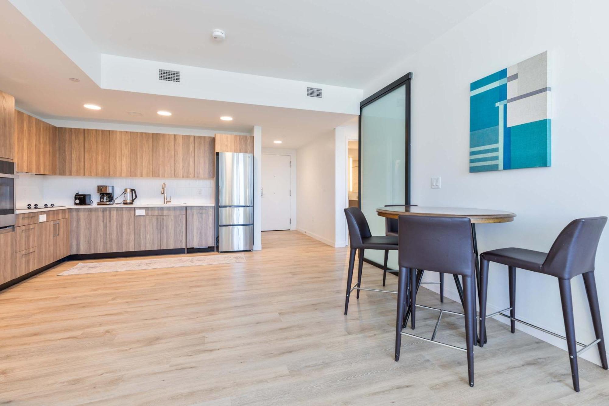 Luxury With Kitchen And Gym *