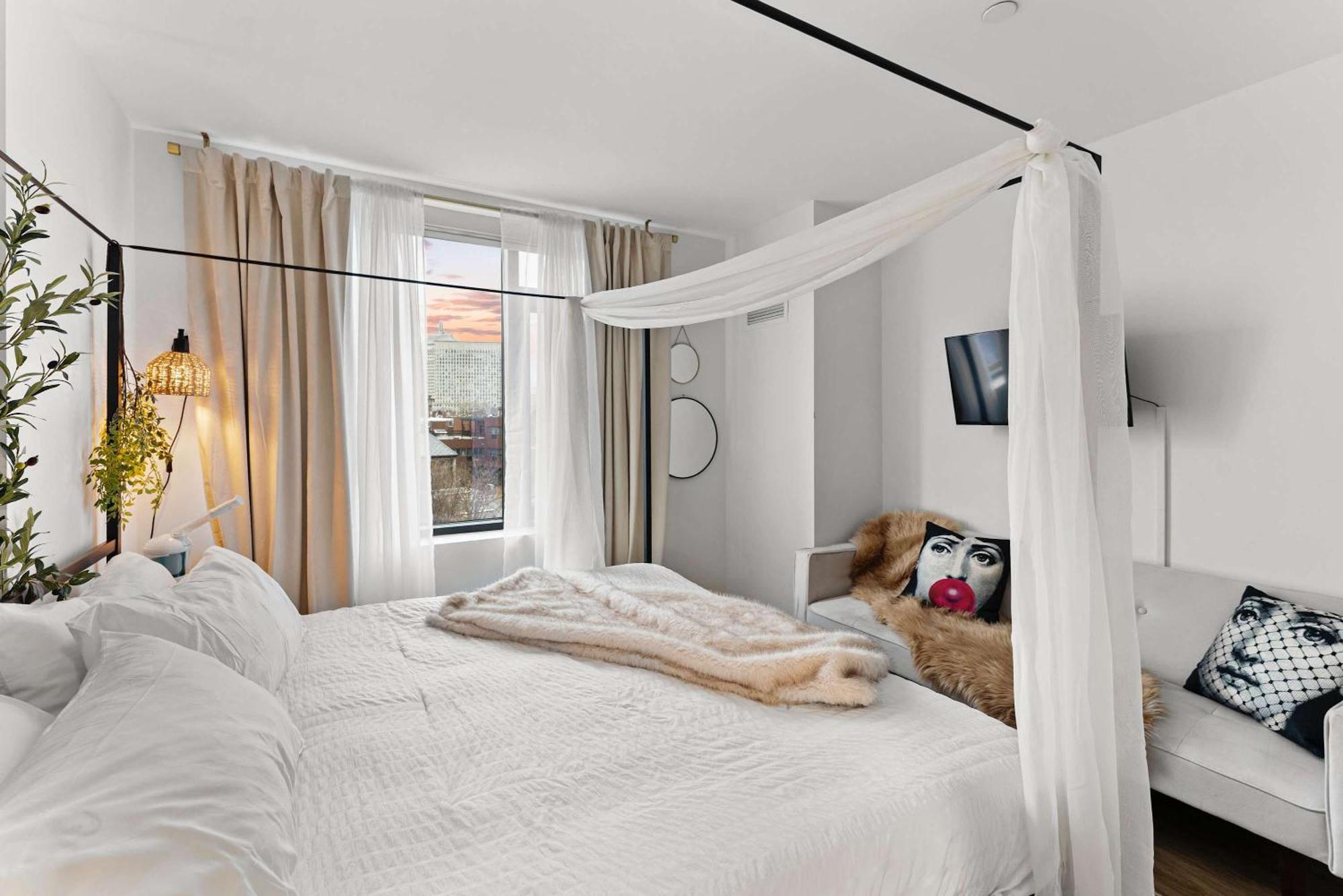 Apartment The Dazzling Two-bedroom Two-bath In South End