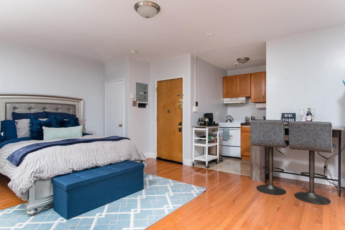 Apartment Downtown Location Famous Nightlife Chinatown With Bed Full Of Promises! Boston