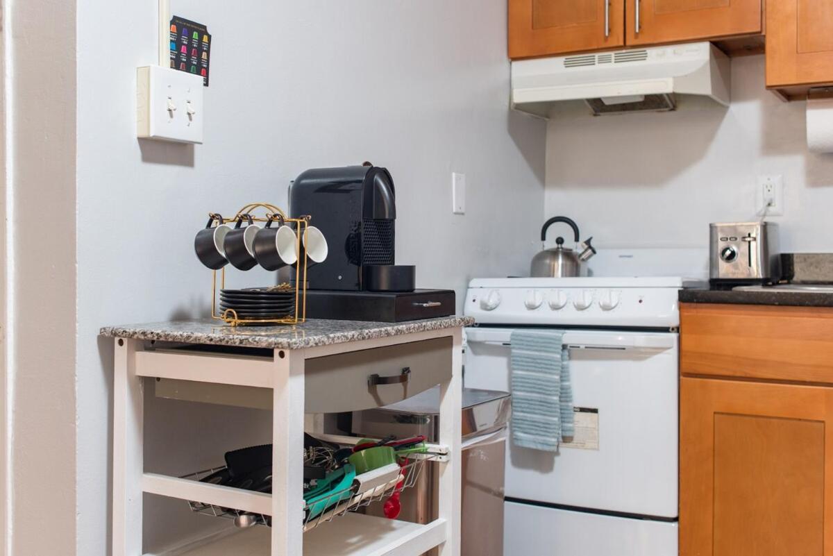 Apartment Downtown Location Famous Nightlife Chinatown With Bed Full Of Promises! *