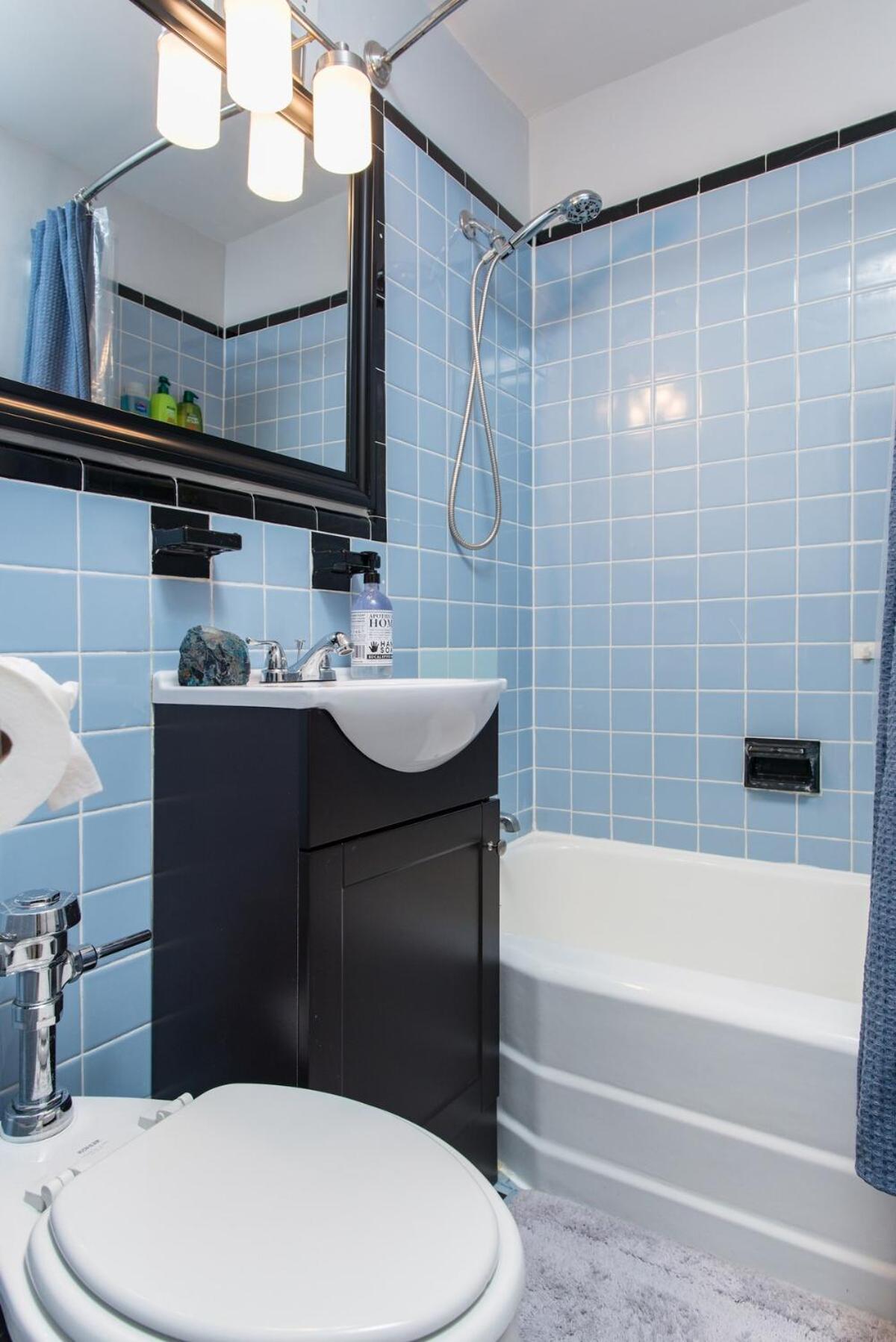 Apartment Downtown Location Famous Nightlife Chinatown With Bed Full Of Promises! Boston