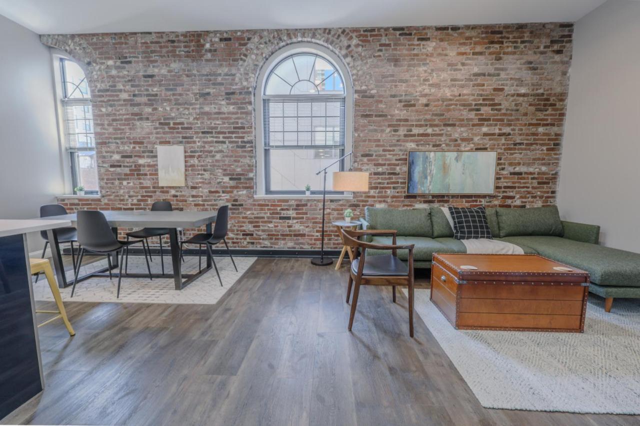 Lavish 3 Bed In Downtown Keyless Entry Apartment *