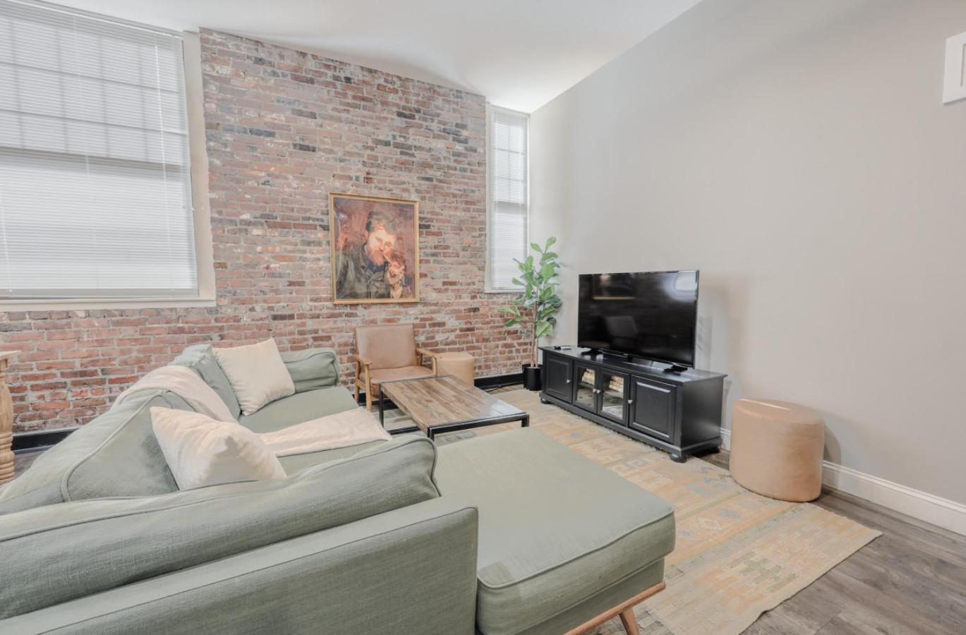 Lavishly Designed With Office Close To T Apartamento Boston