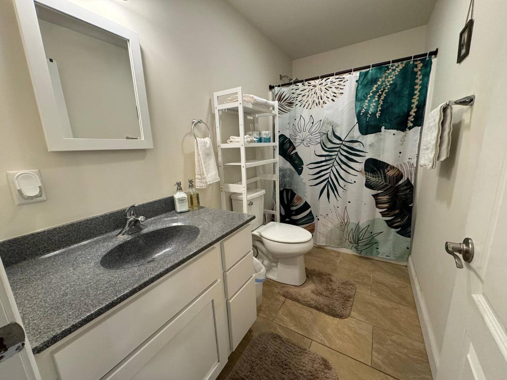 Modern & Stylish 1-br Near Downtown Apartment *