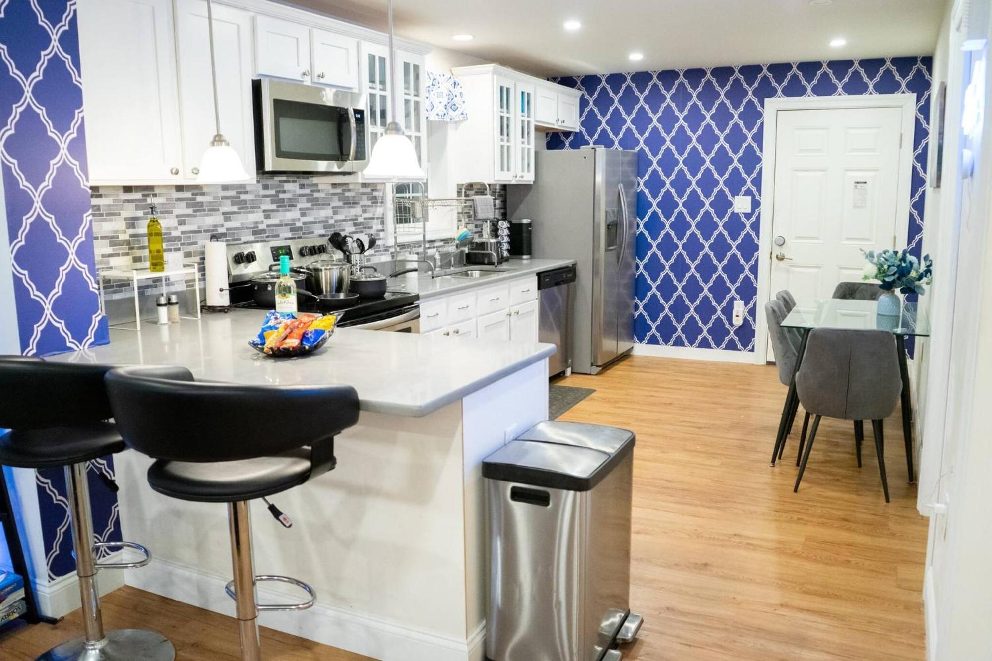 Modern & Stylish 1-br Near Downtown Apartment