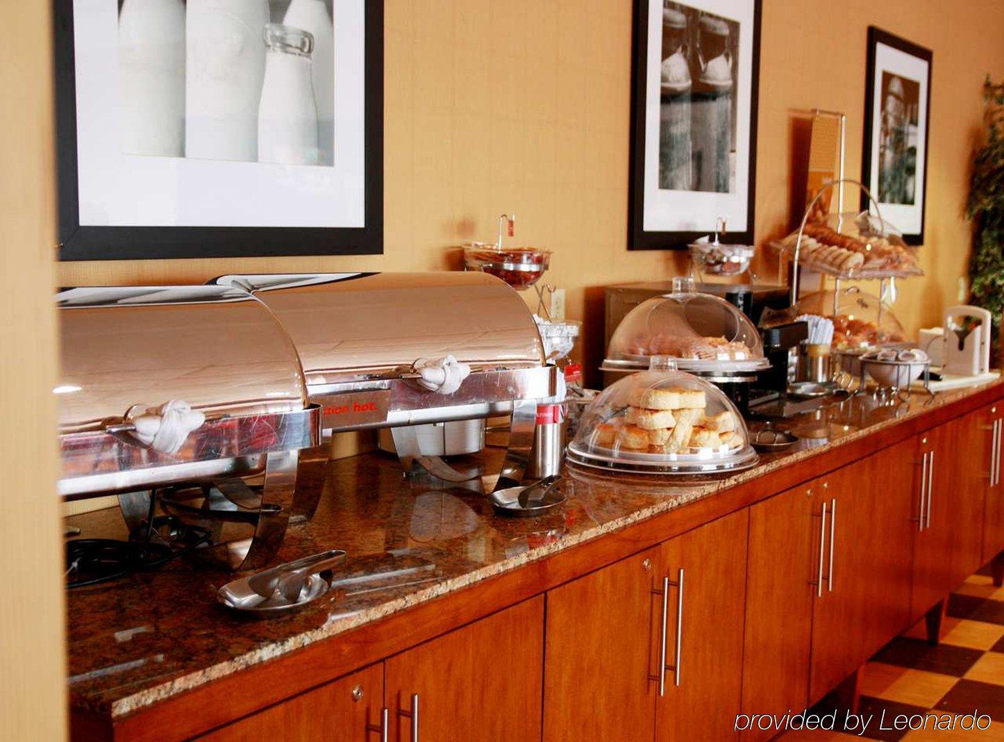 Hotel Hampton Boston Logan Airport 3*