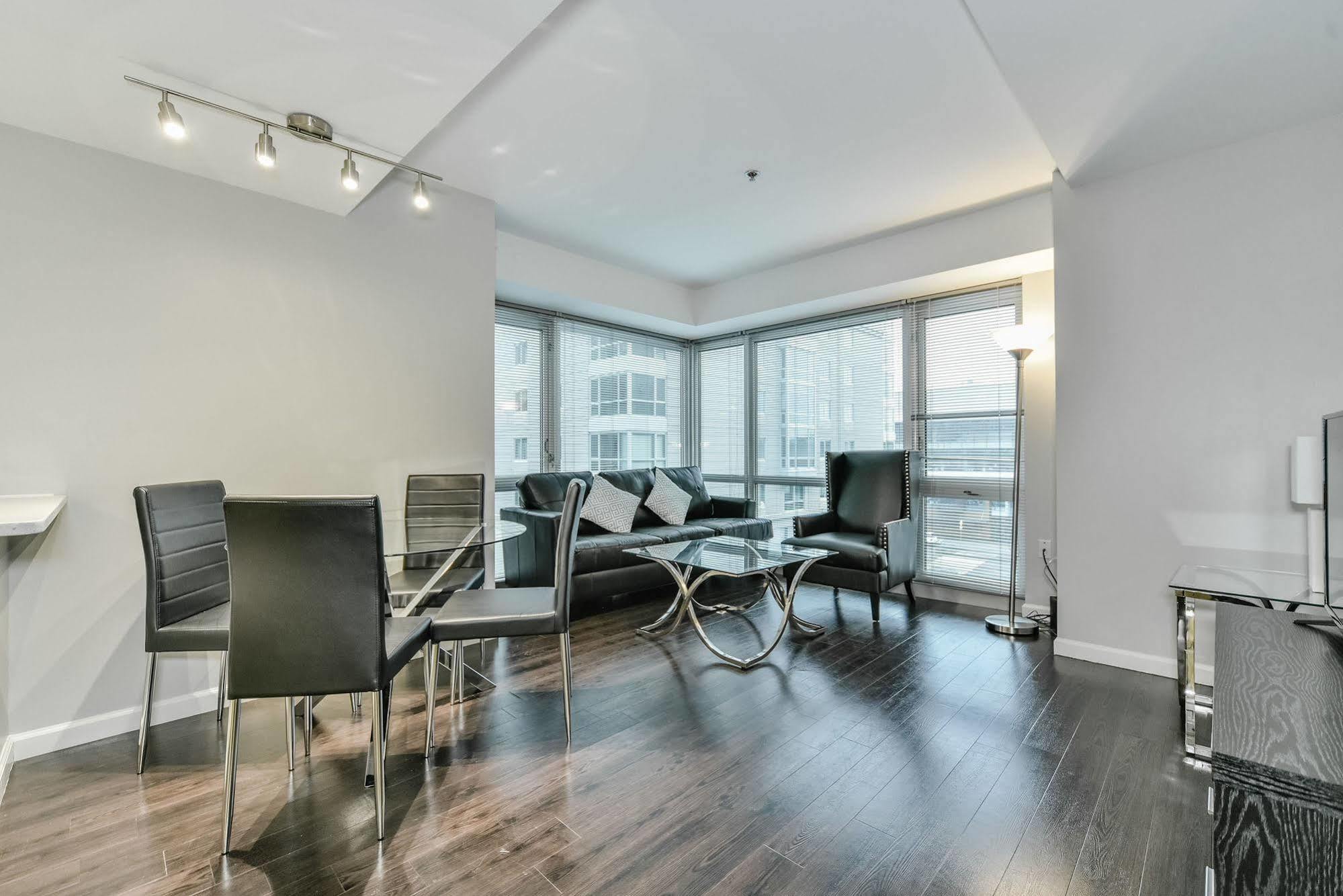 Harbor View Luxury Suites * Boston