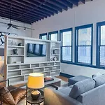 Pet-Friendly Loft In Back Bay Sleeps 4